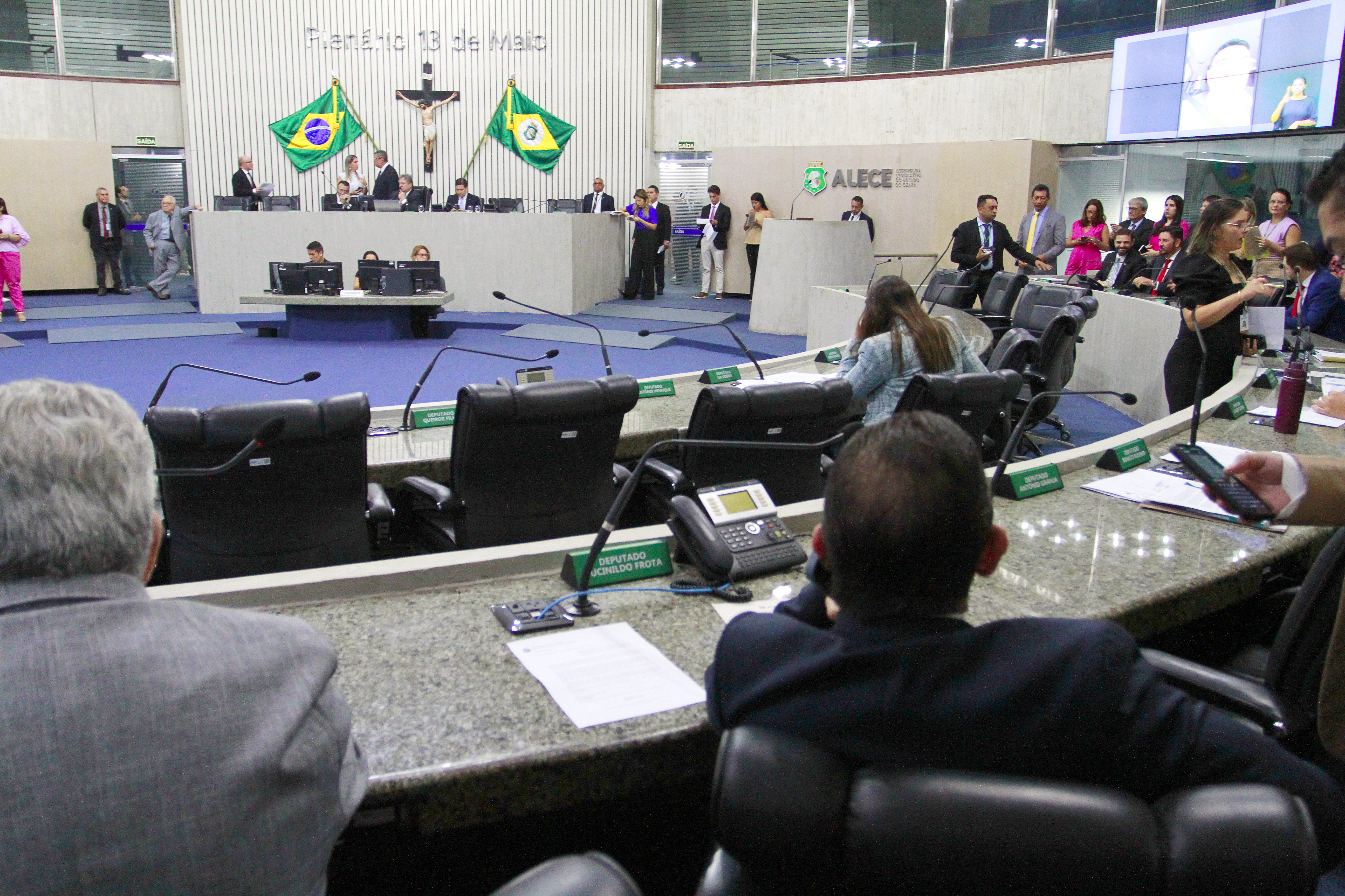 Votação durante sessão plenária desta quarta-feira