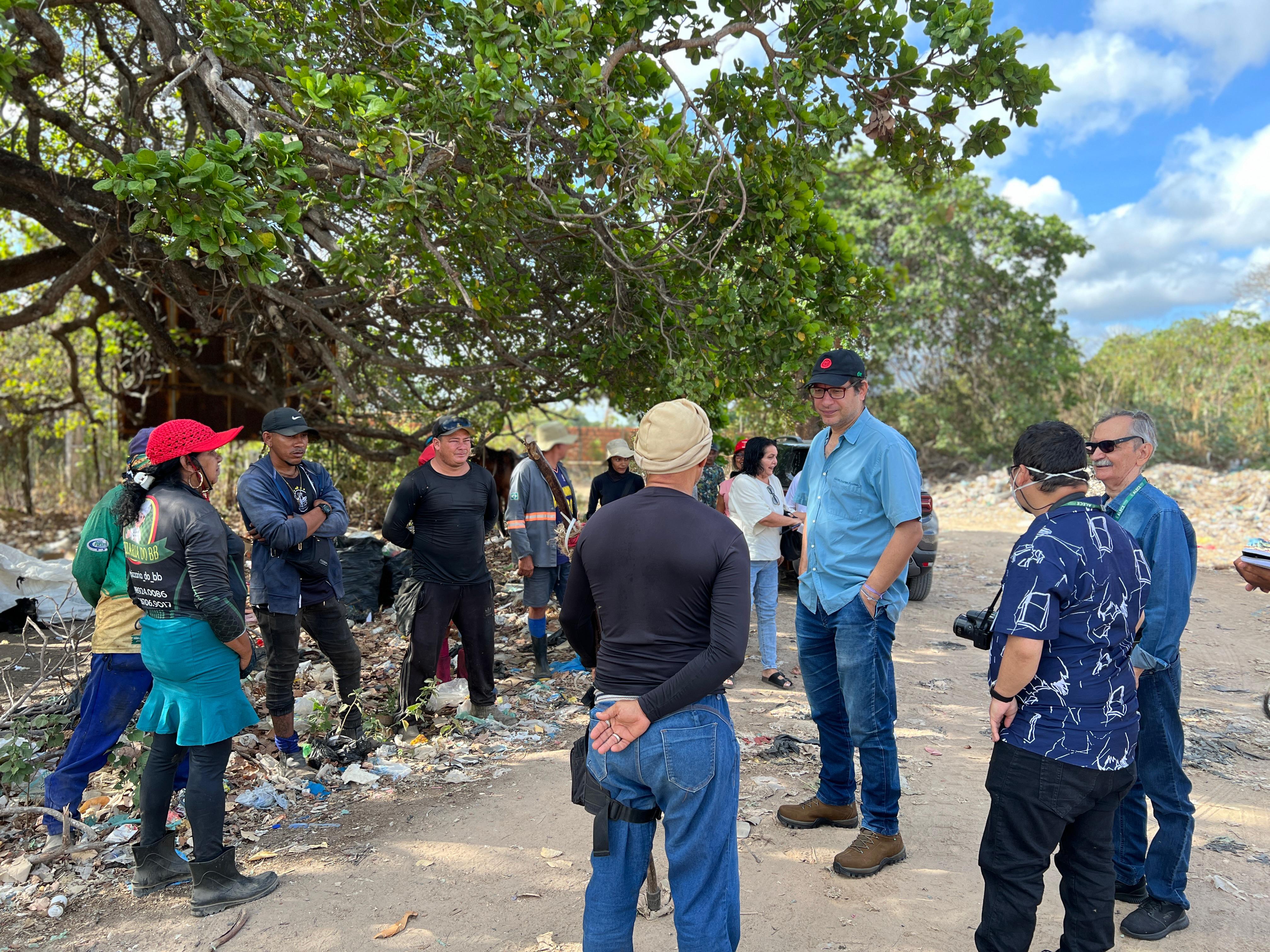 Comissão da Alece constata situação alarmante em lixão de Pacatuba
