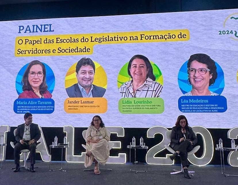 Lídia Lourinho (de branco), diretora acadêmica da Unipace - Foto: Divulgação/Unale