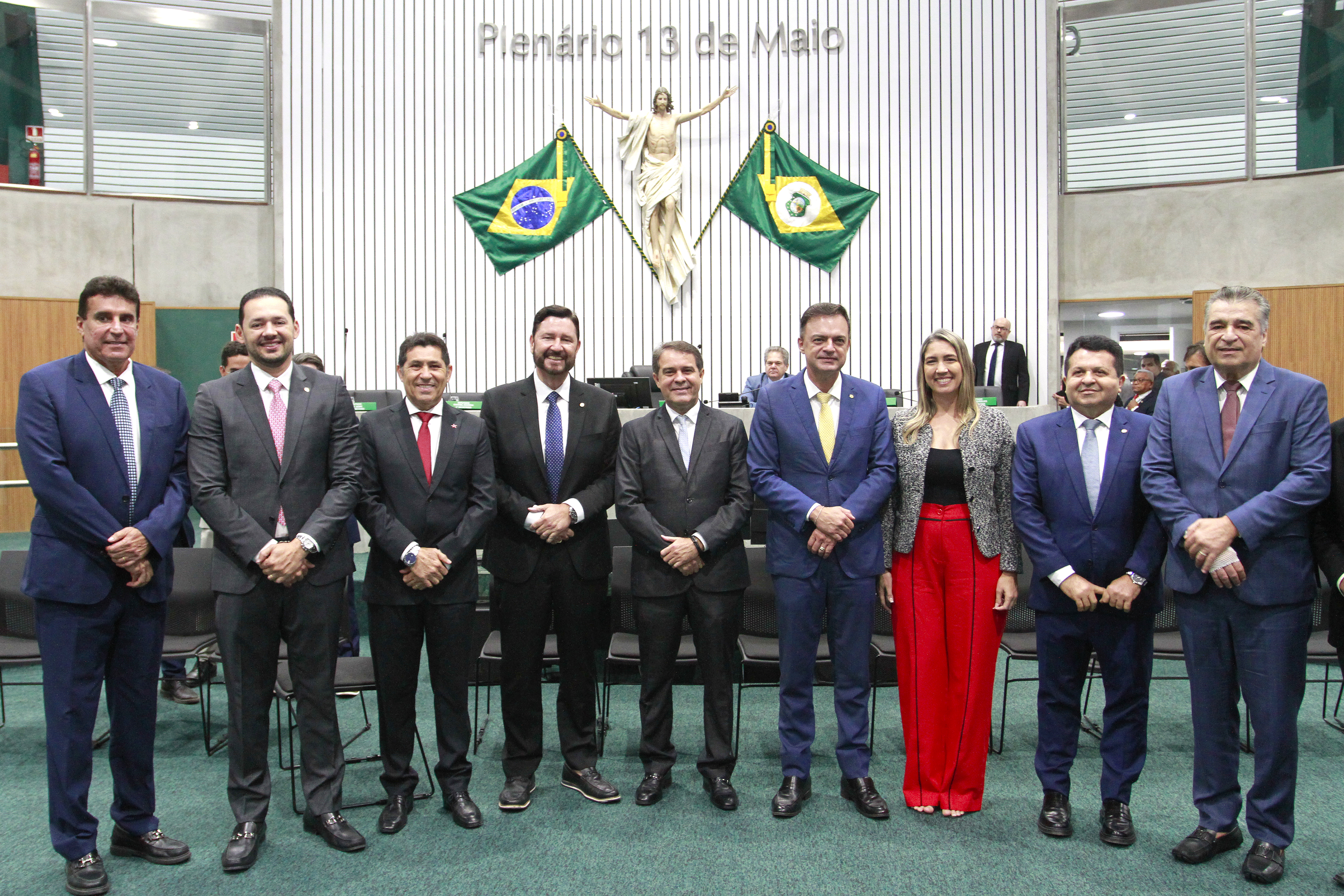 Parlamentares da atual Mesa Diretora com integrantes da chapa eleita. Foto: Júnior Pio