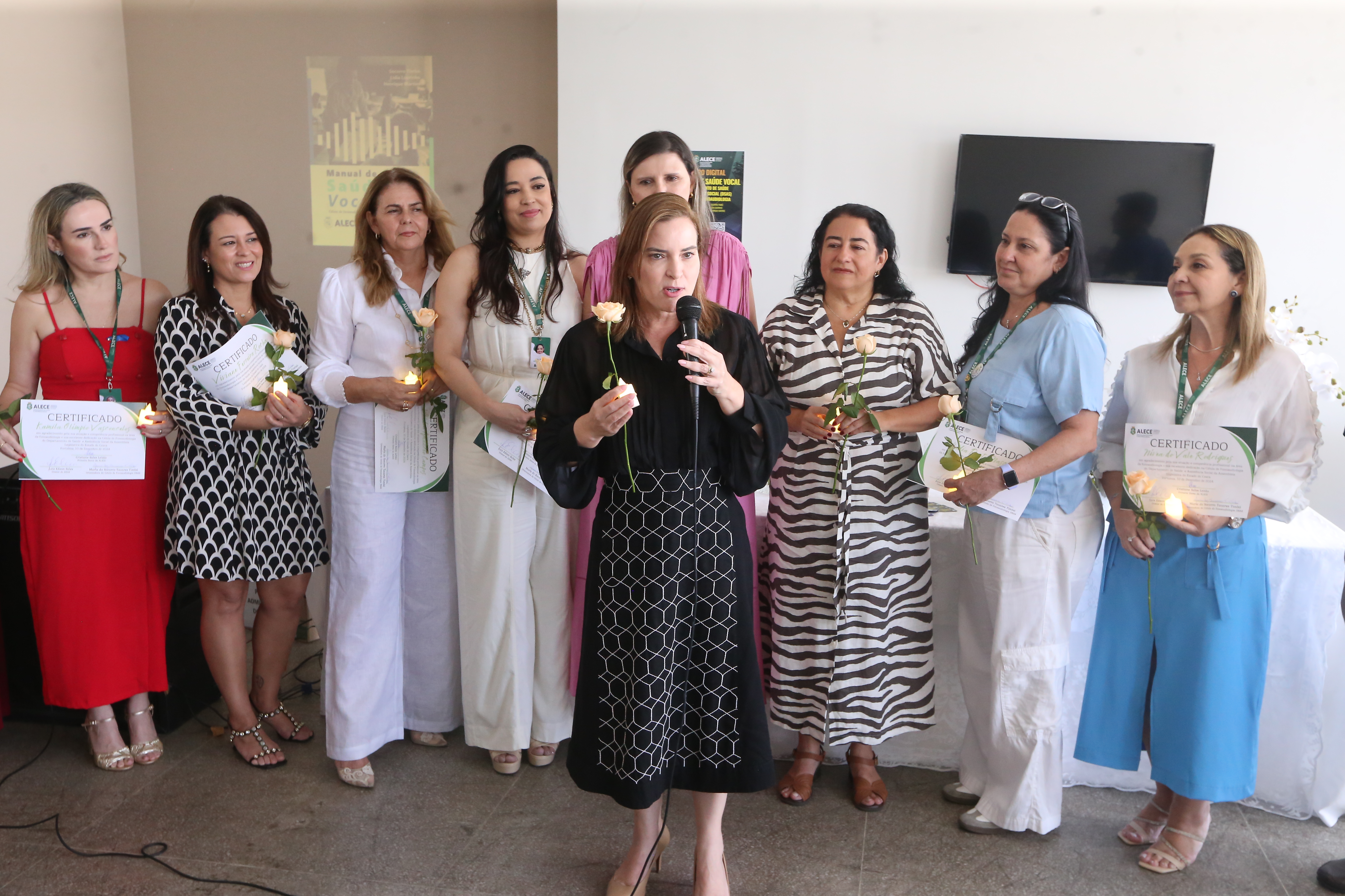 Cristiane Leitão, primeira-dama da Alece, destaca a importância do Manual