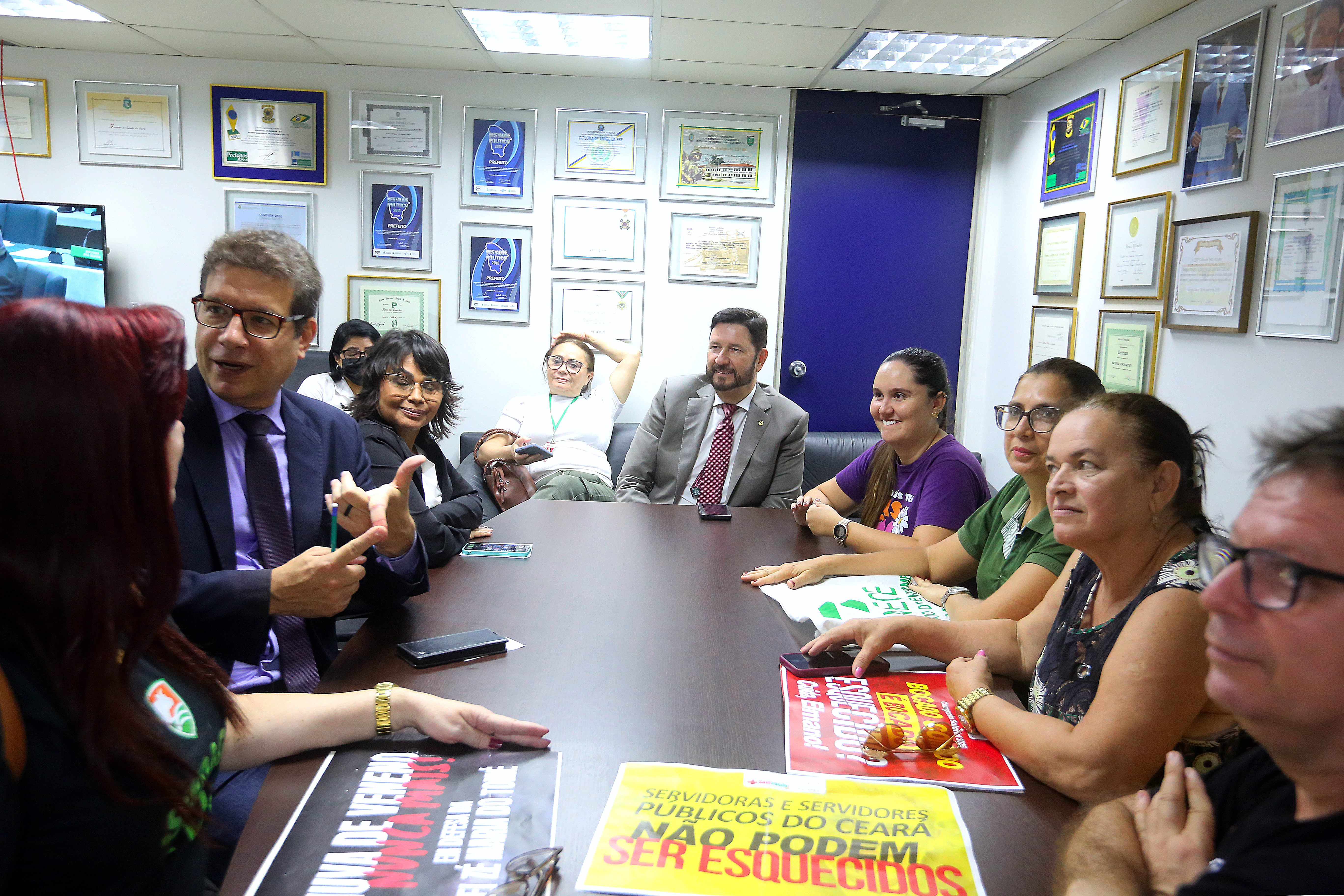 Comissão de deputados recebe servidores estaduais e movimento social