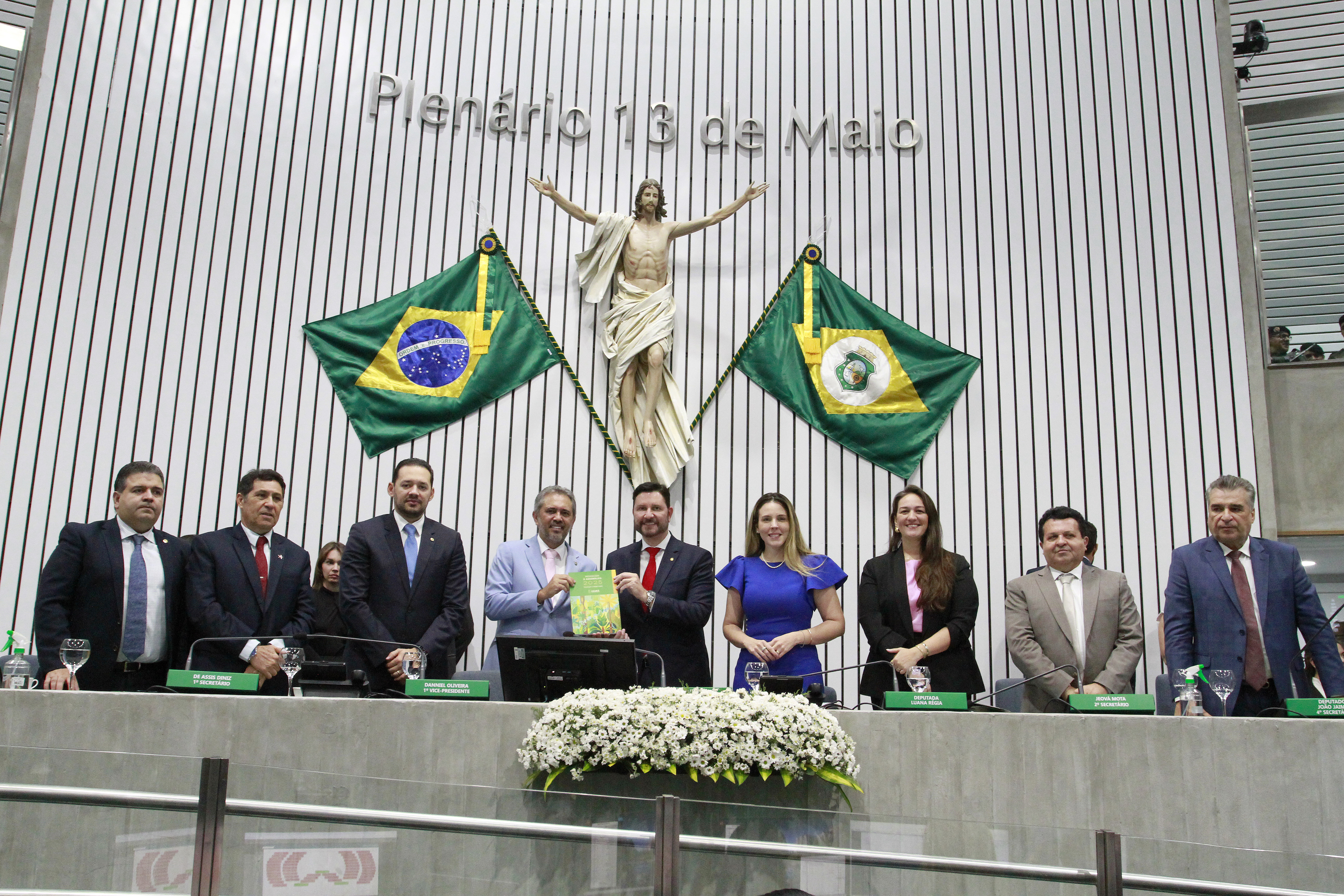 Em sessão na Alece, Elmano de Freitas destaca avanços e prioridades para 2025