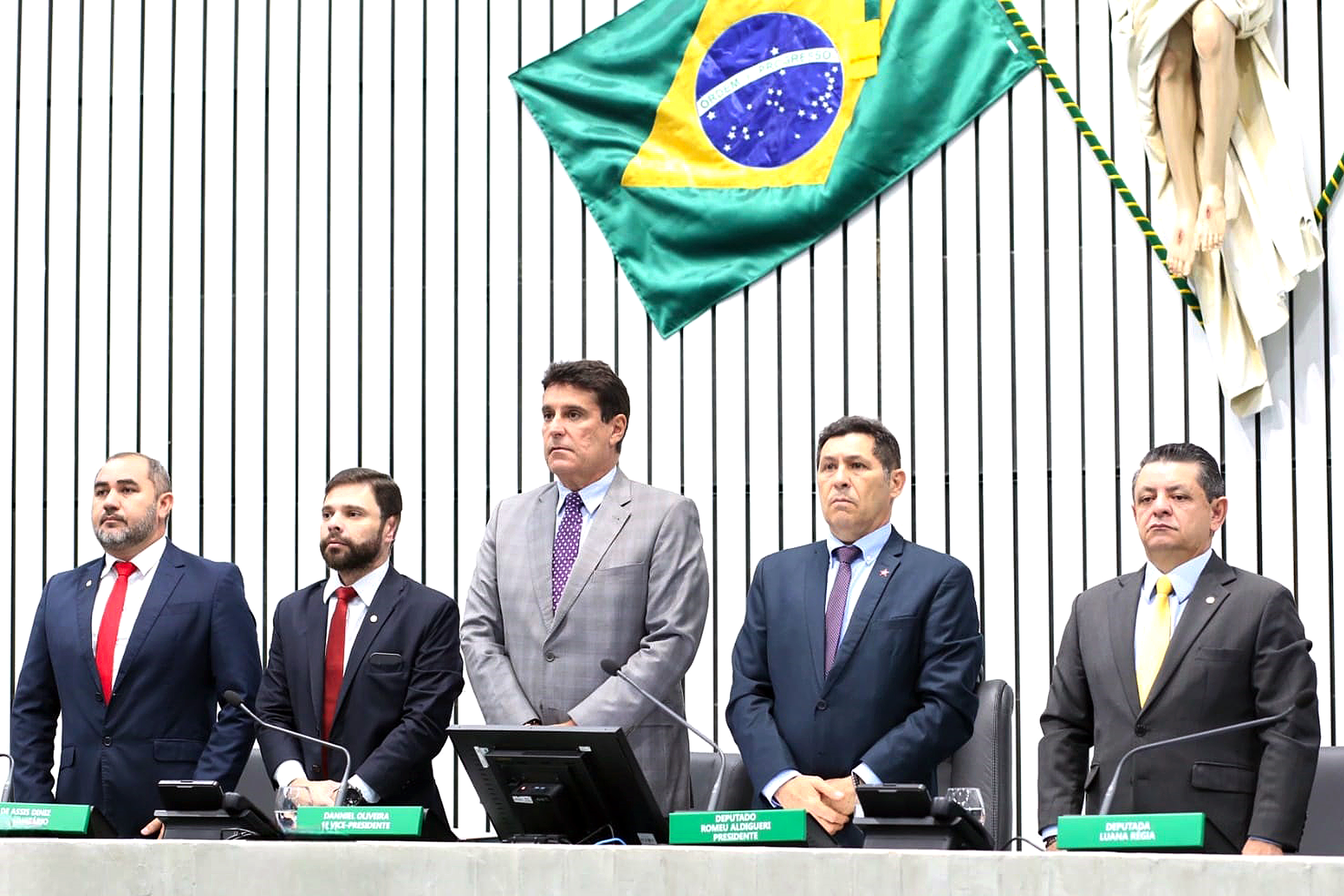 Minuto de silêncio durante a sessão plenária