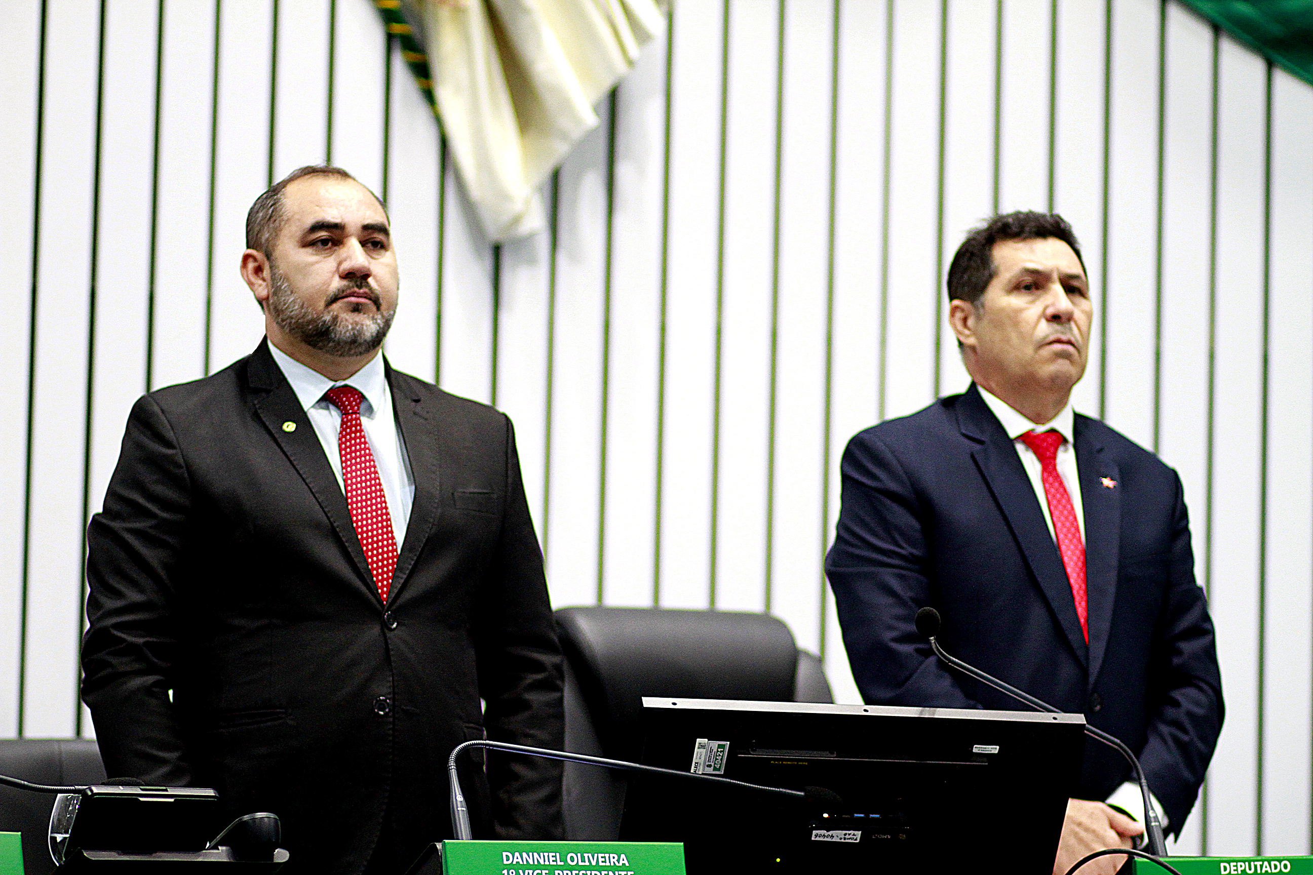 Minuto de silêncio durante a sessão plenária