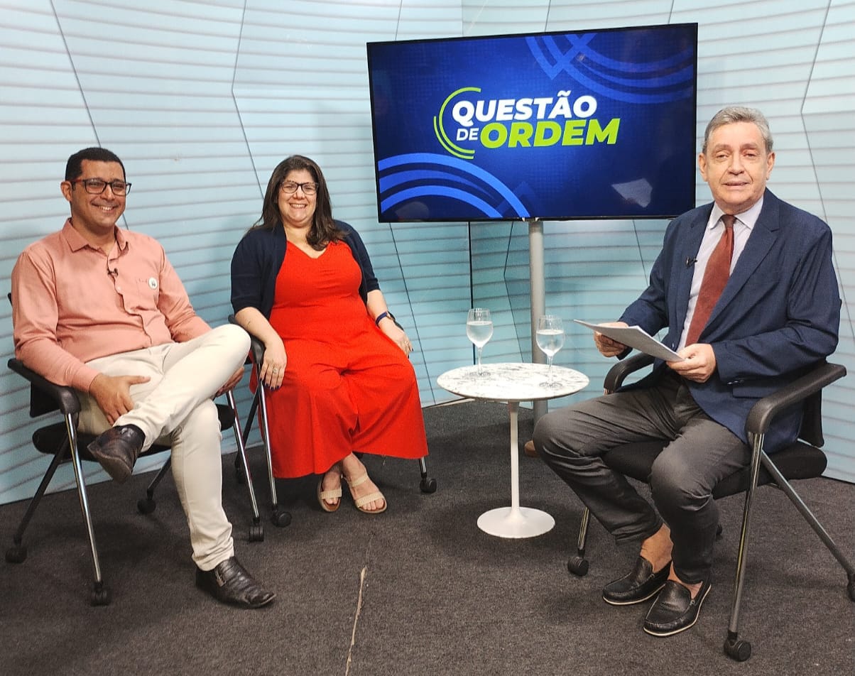 Professor Carlos Paier, coordenadora Lívia Queiroz e jornalista Renato Abreu