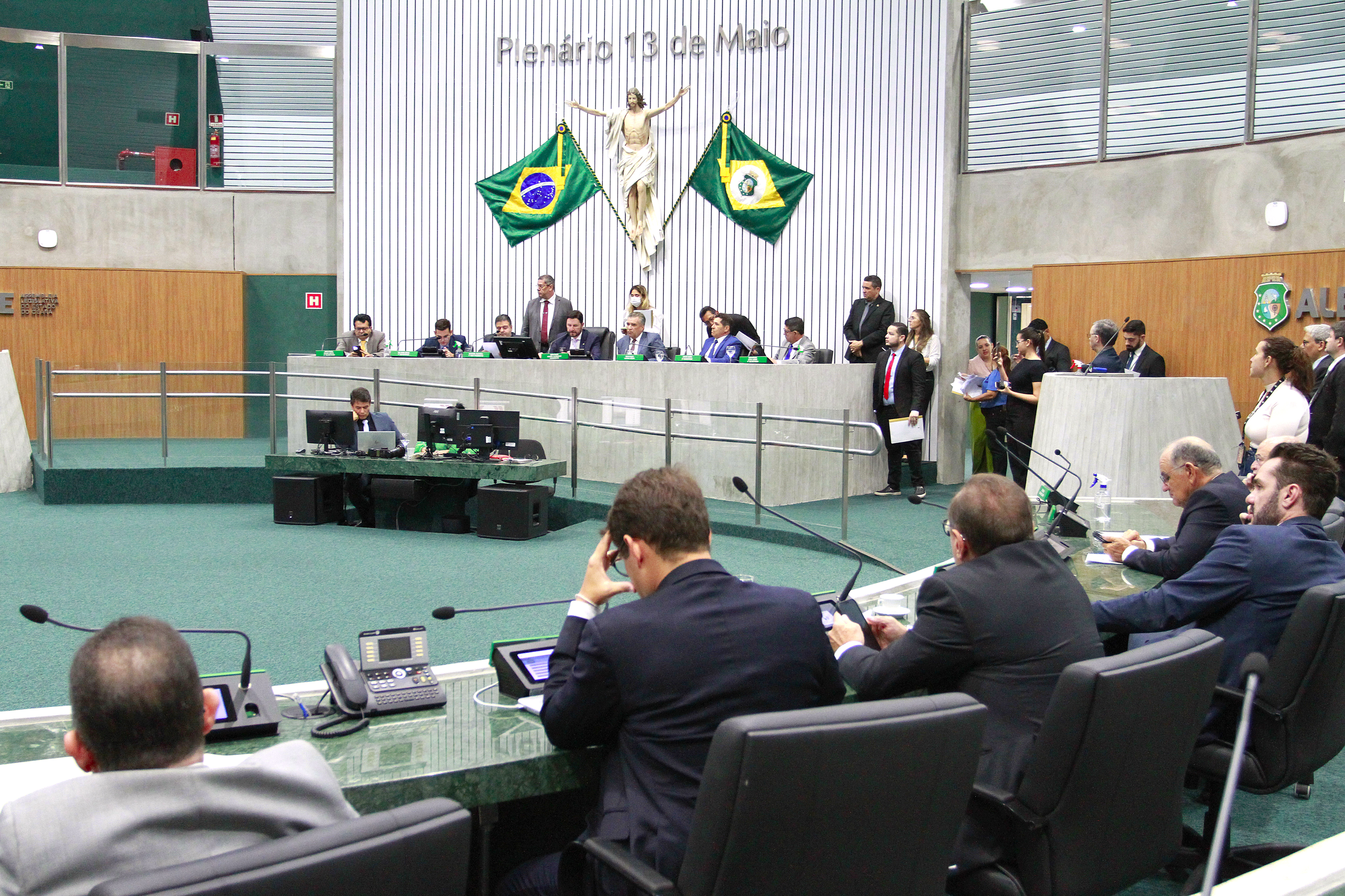 Votação durante sessão plenária desta quinta-feira