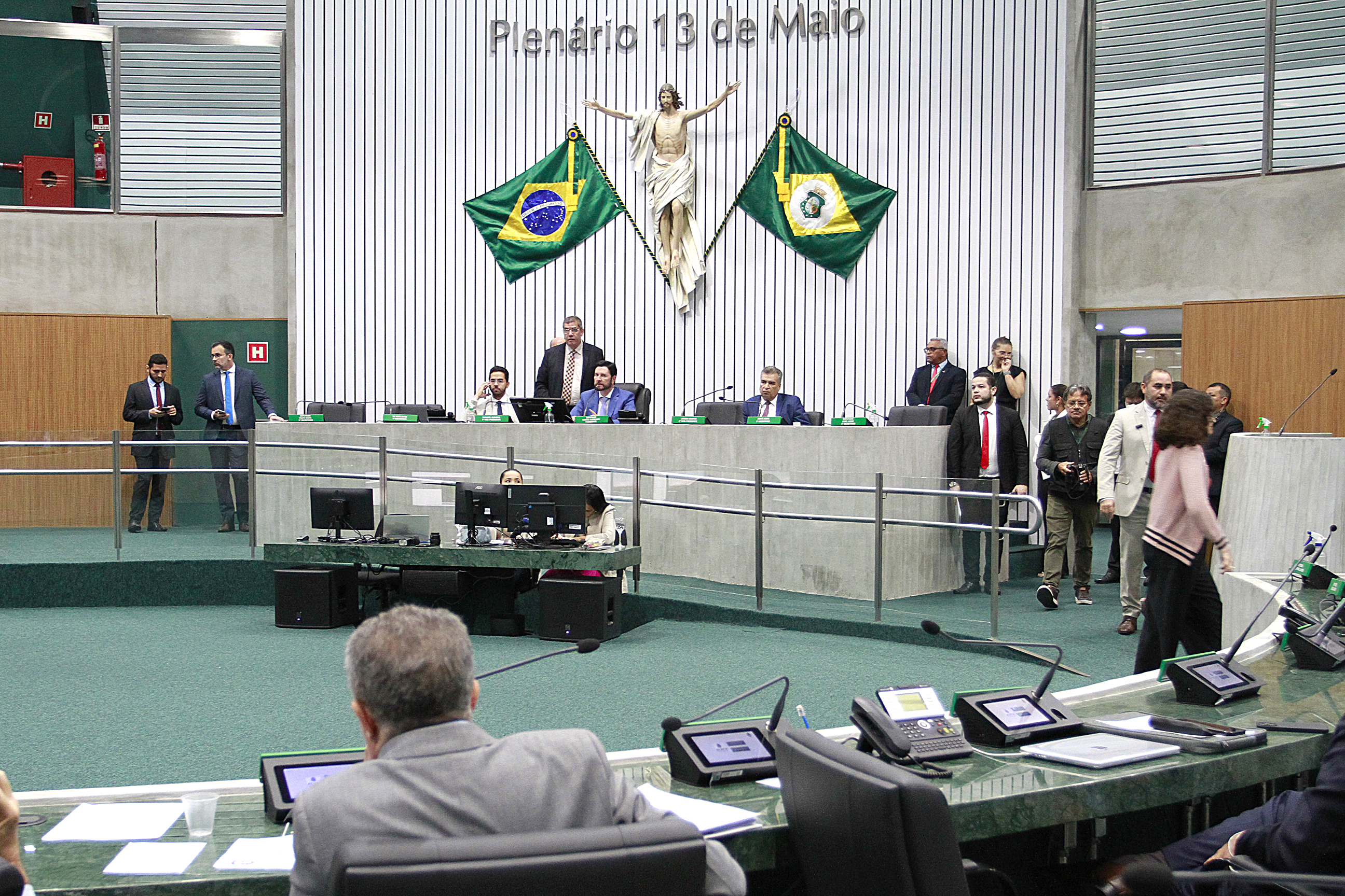 Votação durante sessão plenária desta quinta-feira