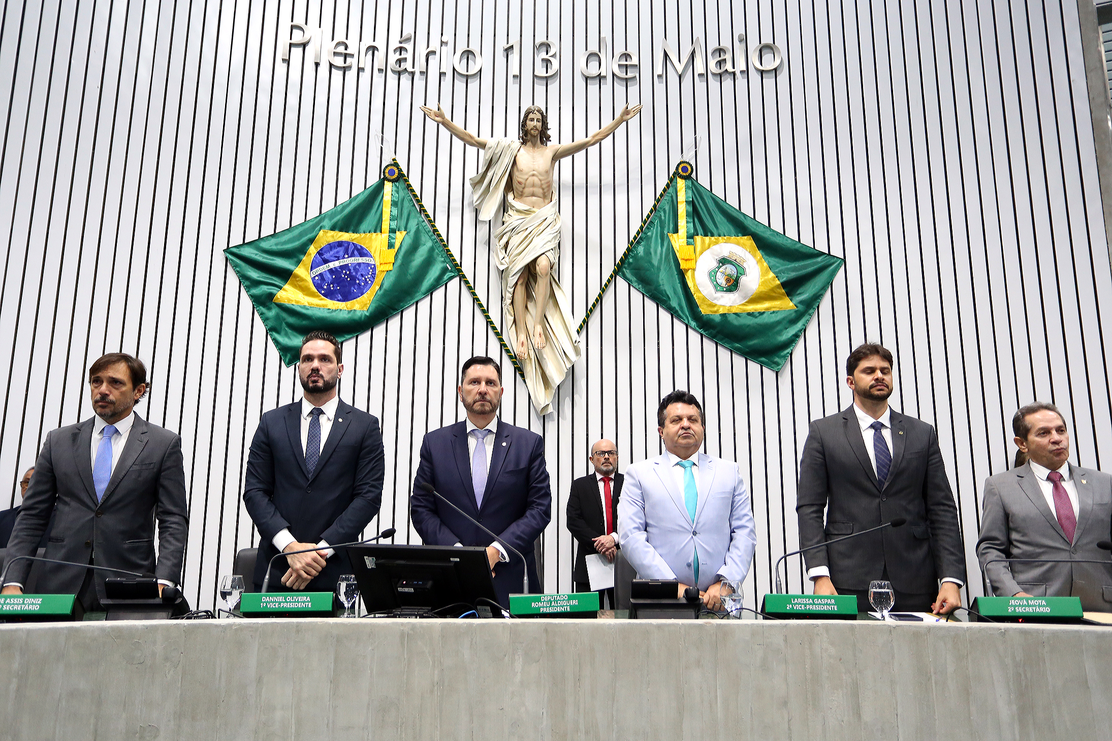 Minuto de silêncio durante a sessão plenária