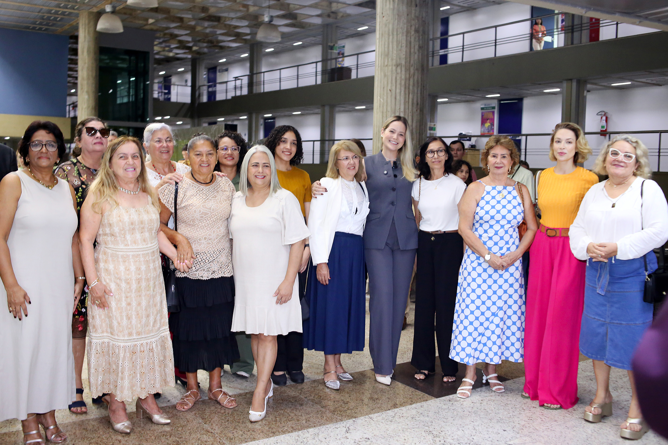 Primeira-dama da Alece, Tainah Marinho ( de cinza), entre as artistas plásticas que participam da exposição