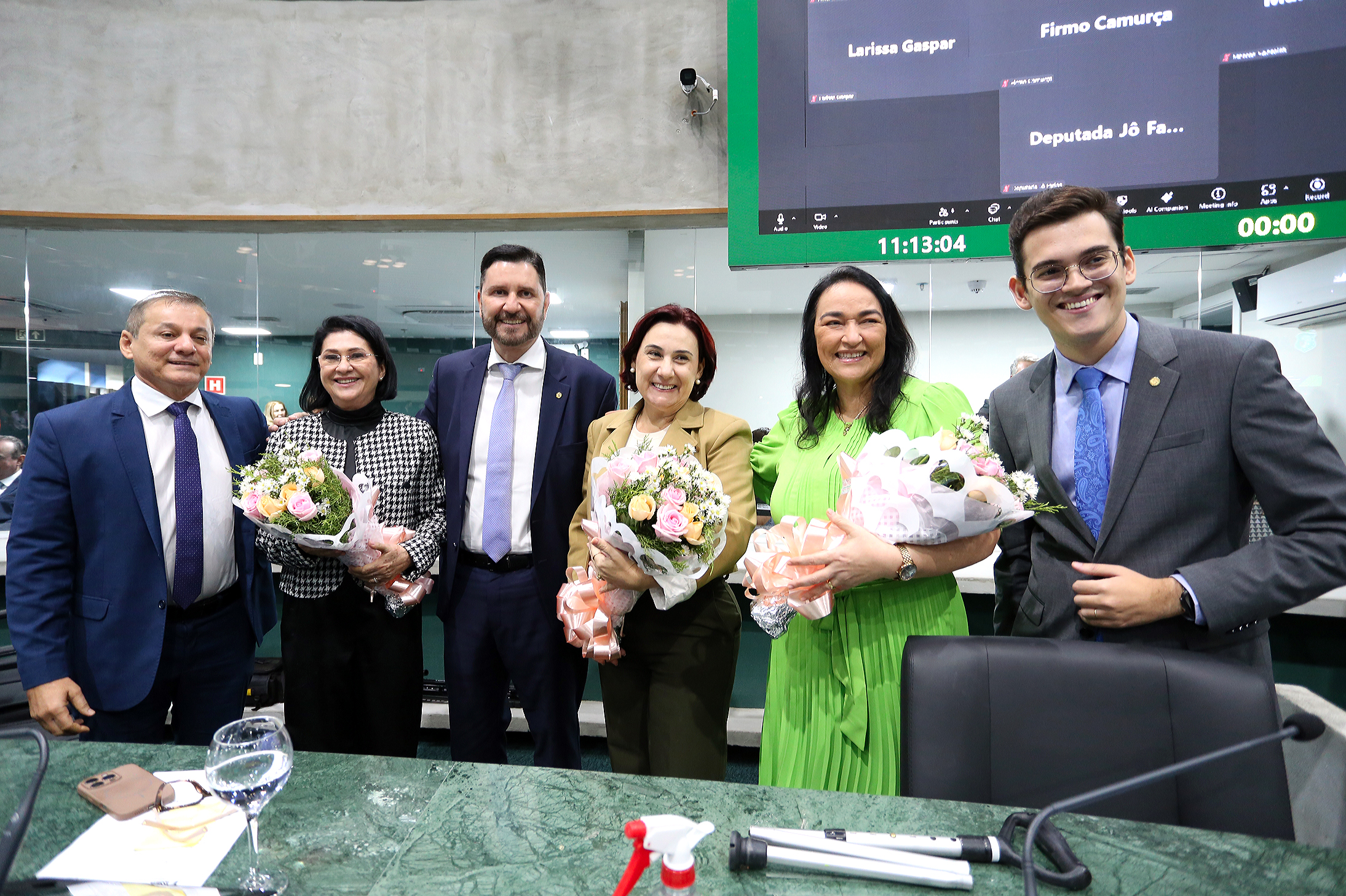 Deputadas recebem flores em homenagem pela contribuição dada à sociedade