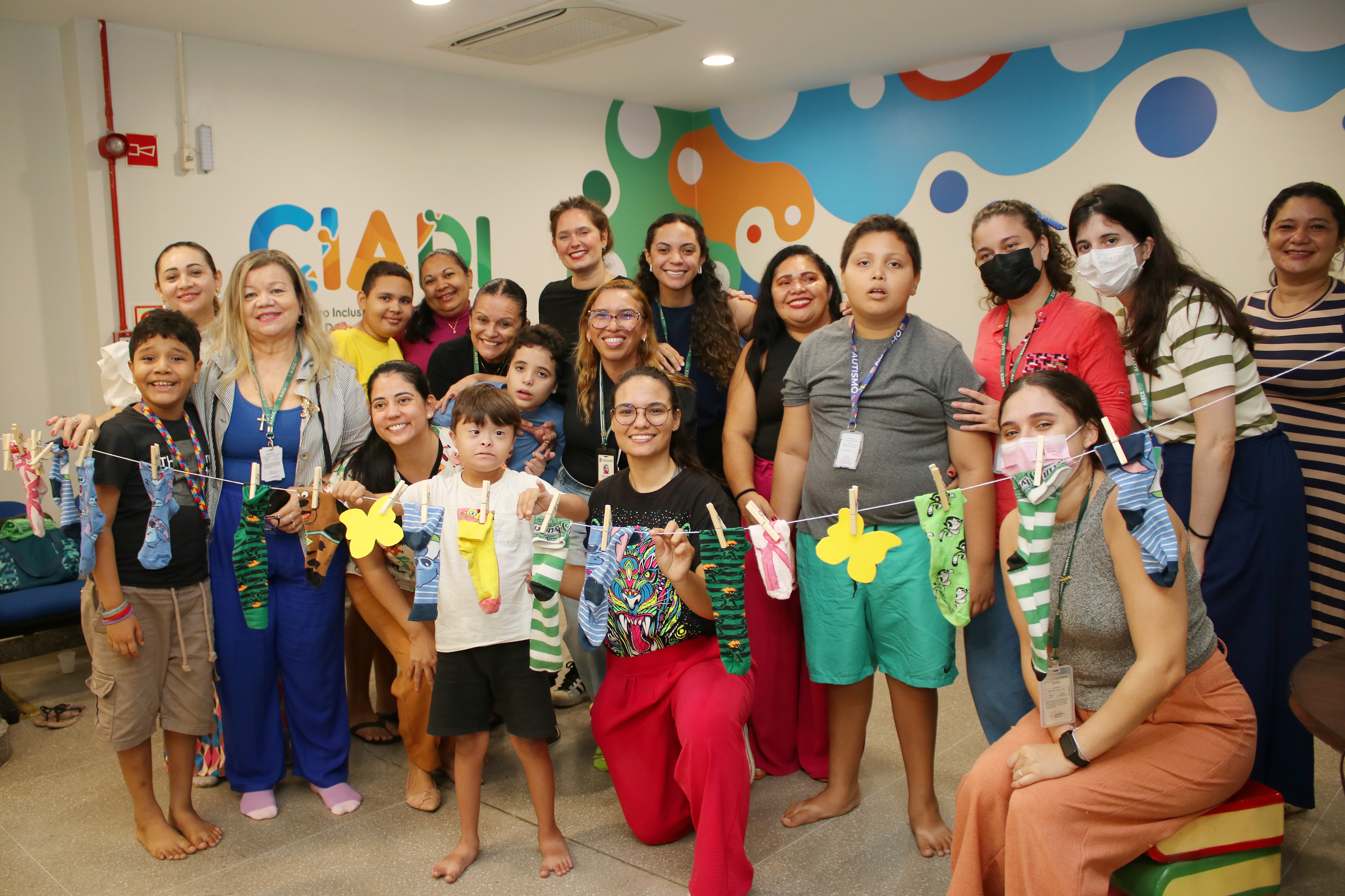 Evento destaca campanha mundial que incentiva o uso de meias coloridas