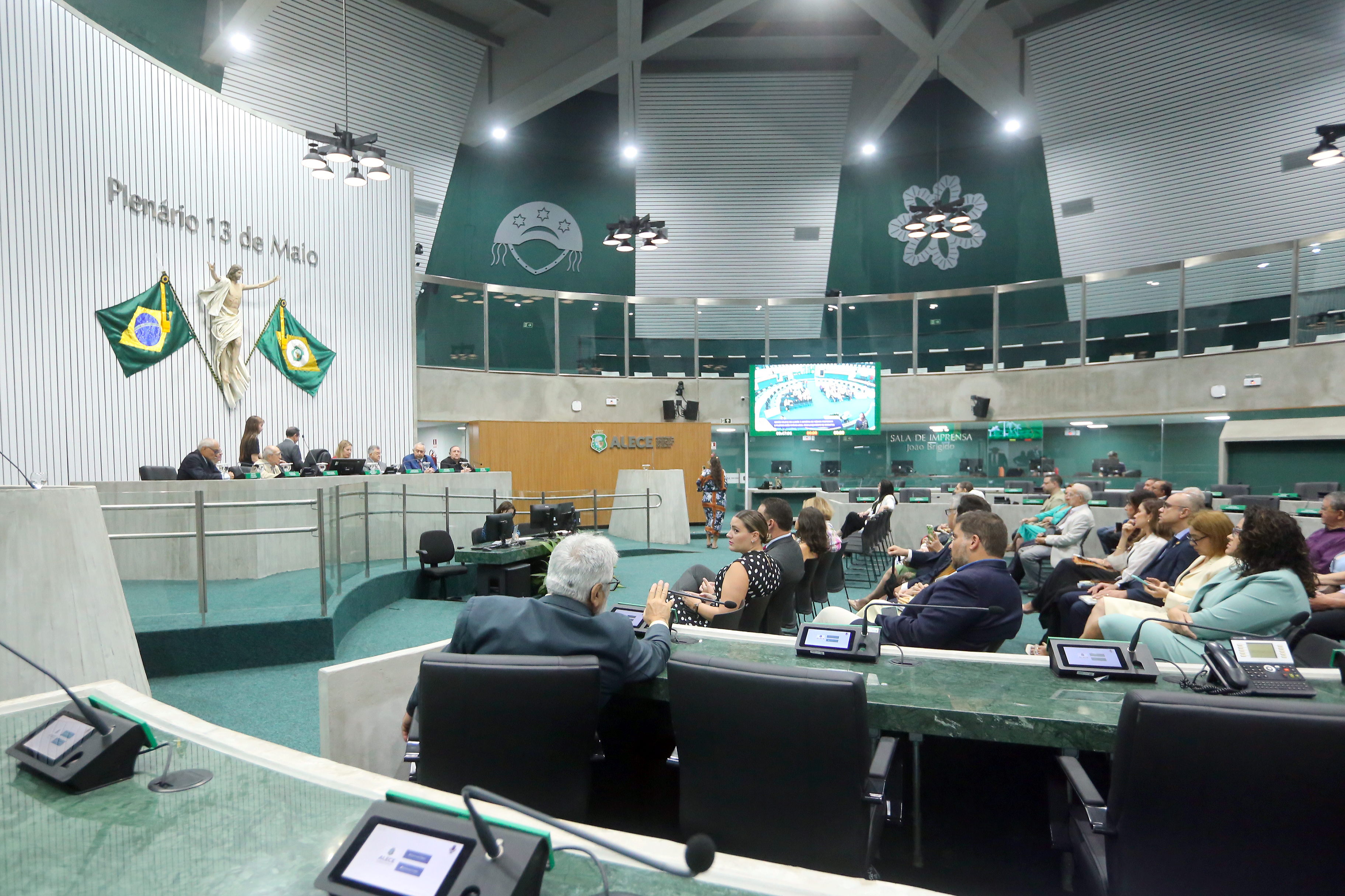 Convidados assistem à homenageam ao médico, professor e político João Otávio Lobo. Foto: José Leomar