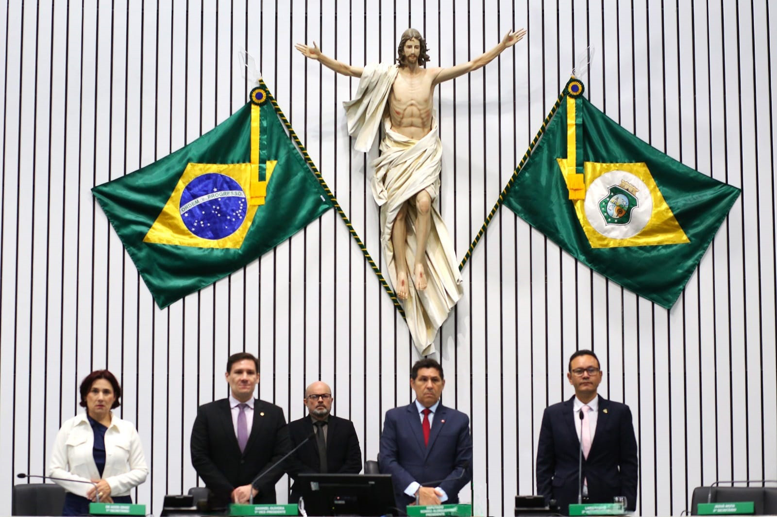 Alece presta minuto de silêncio por mortes do coronel Sérgio Gomes e da triatleta Ana Zuleica