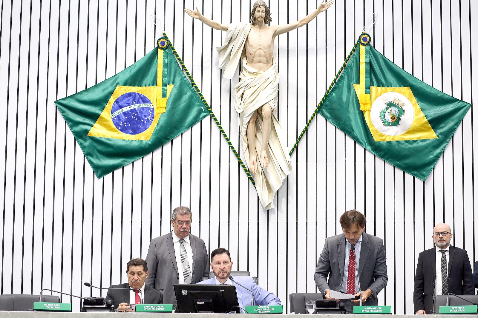 Alece aprova dois projetos do Executivo sobre remuneração e qualificação de profissionais do magistério