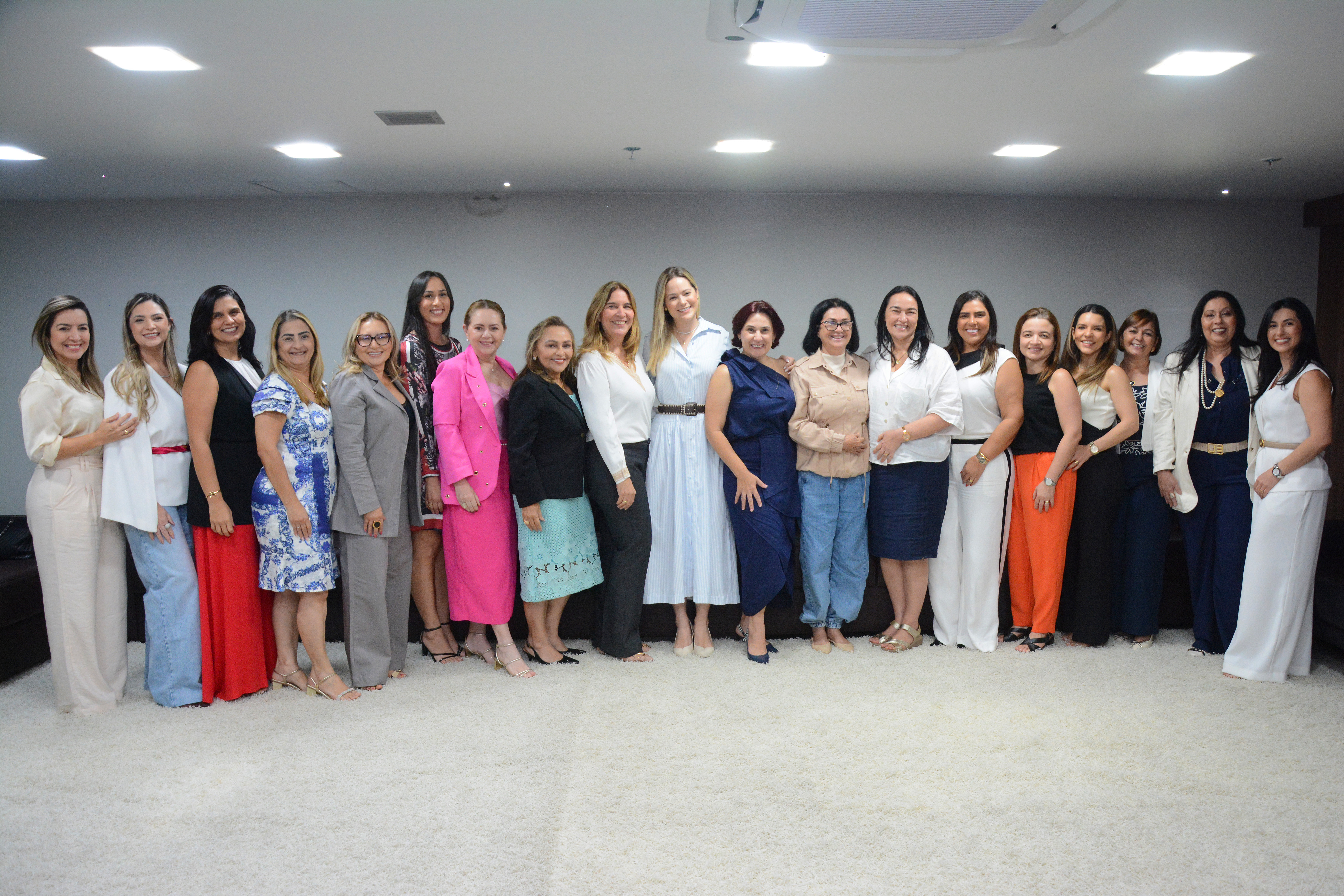 Deputadas e esposas de deputados discutem ações voltadas para o público feminino