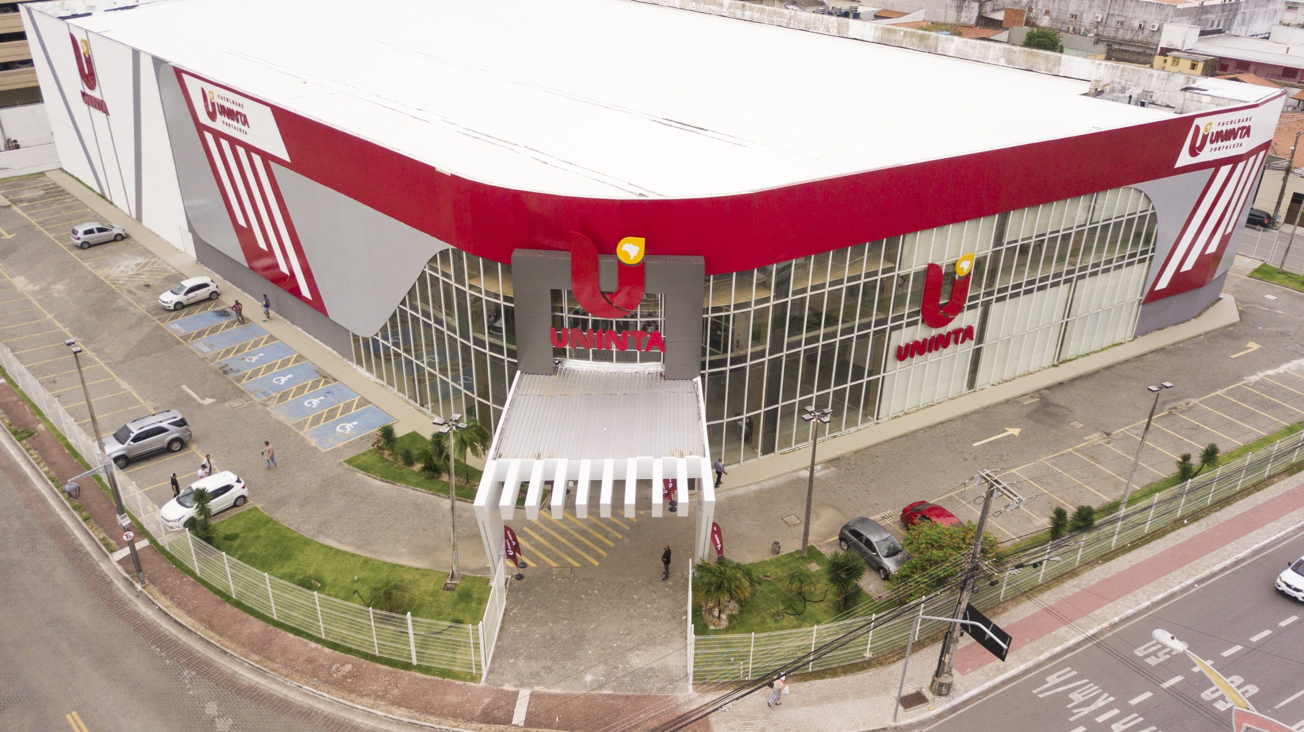 Alece realiza sessão solene em comemoração aos 25 anos do Centro Universitário Inta