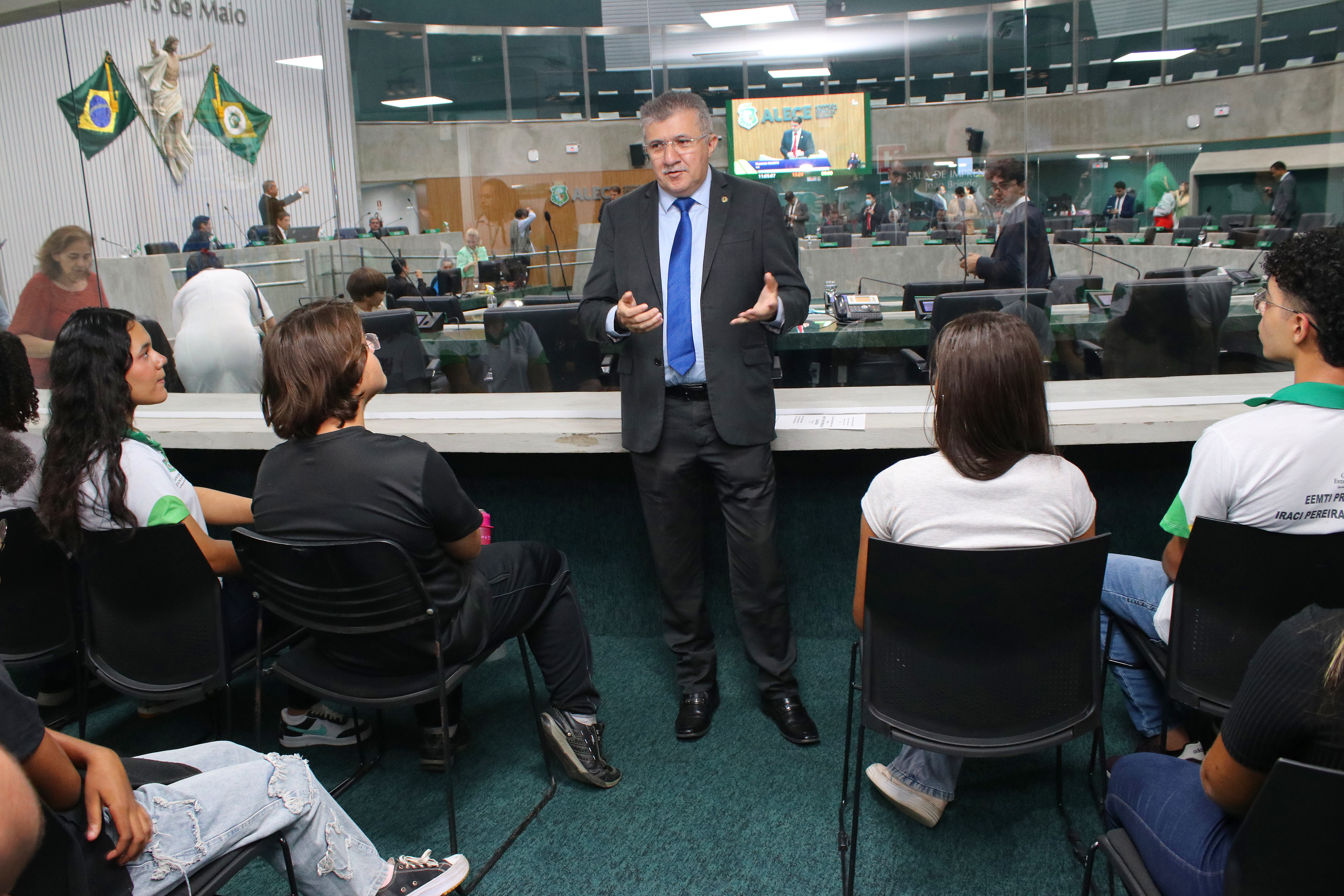 Alunos da escola Profa. Iraci Pereira de Alcântara visitam Alece e são recebidos pelo deputado Antônio Henrique