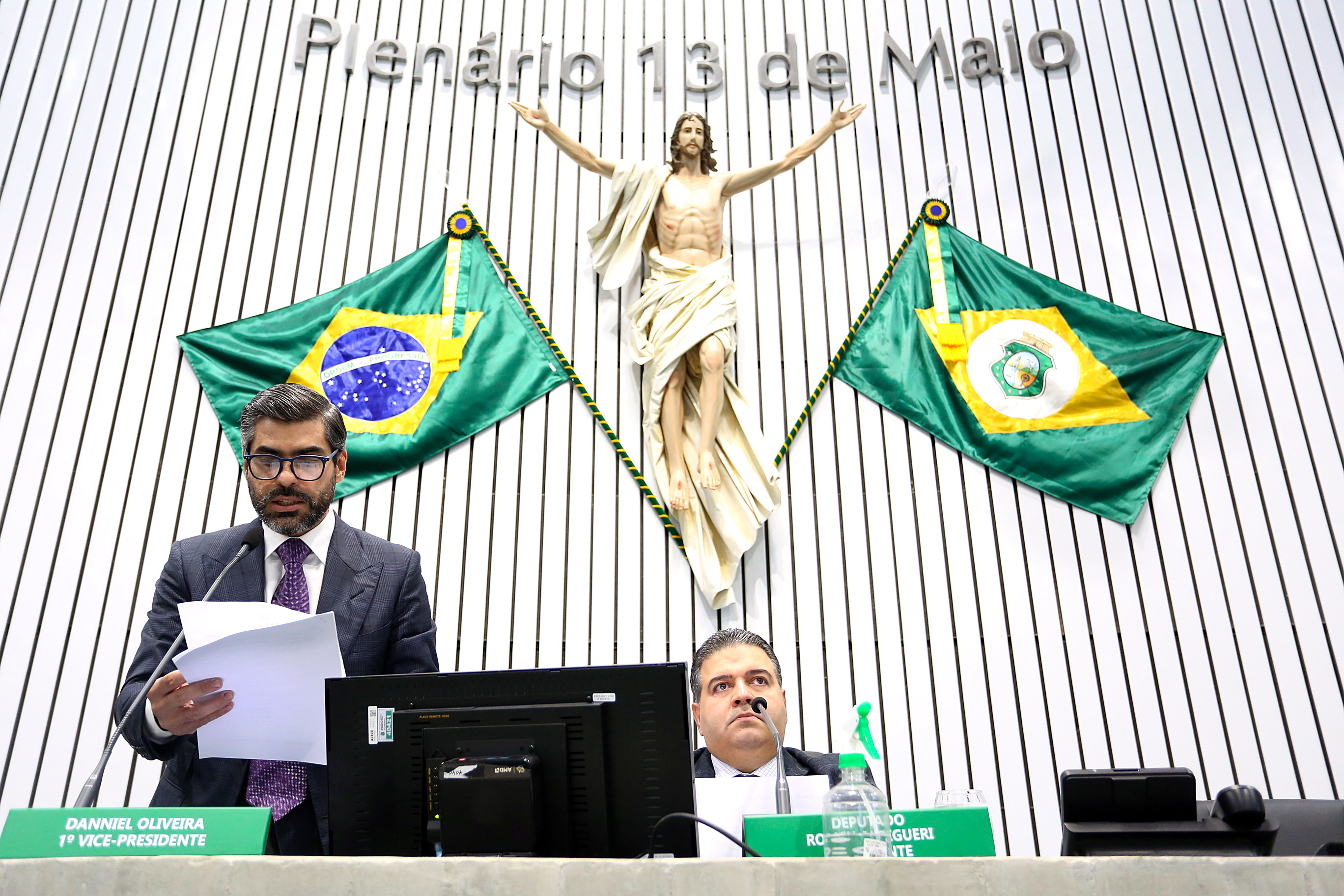 O deputado Queiroz Filho (PDT) lê a relação de matérias do expediente