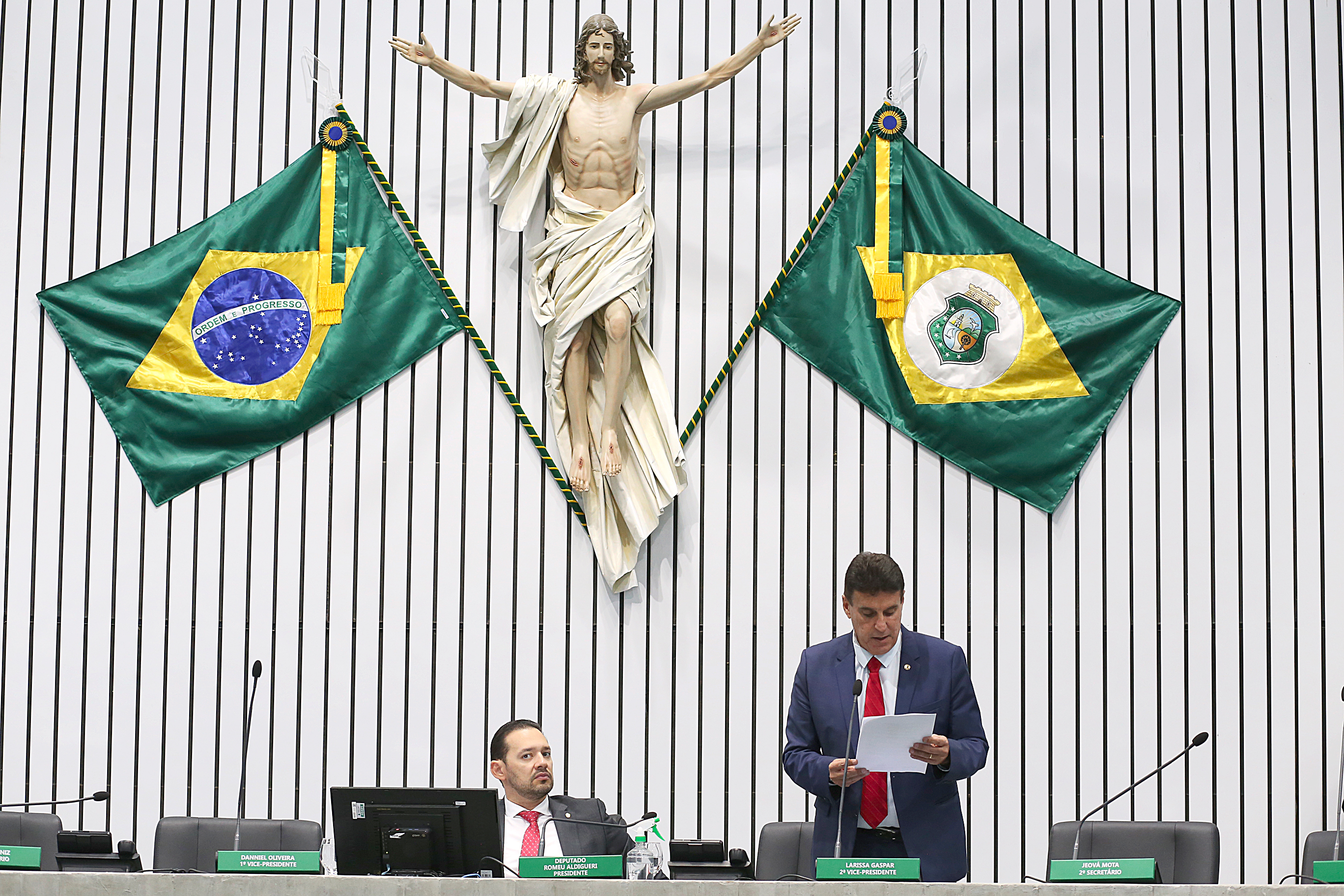 O deputado Agenor Neto (MDB) realiza a leitura do expediente