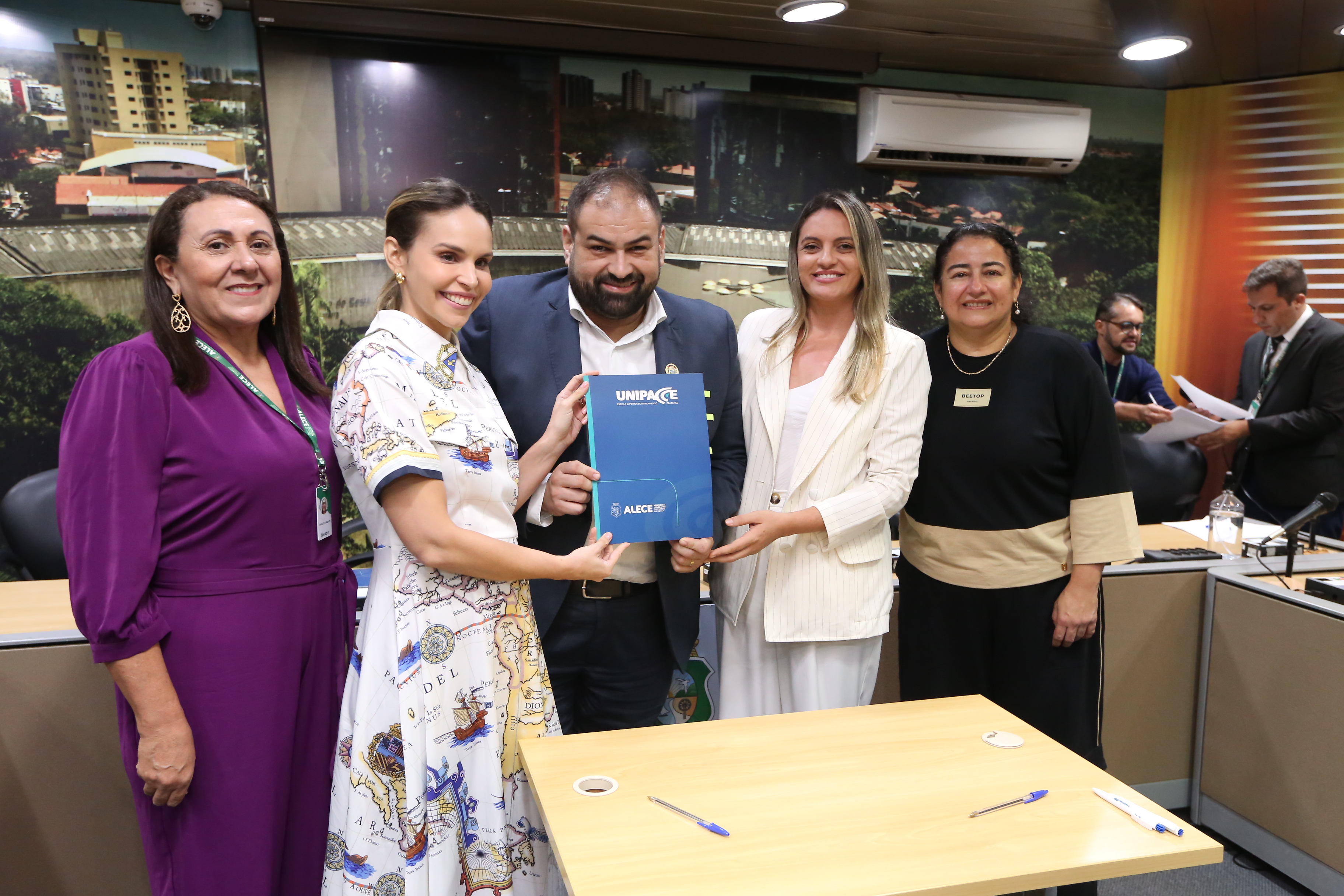 IV Encontro Regional das Escolas Legislativas, que contou com assinatura de Acordo de Cooperação Técnica entre Unipace e municípios da Região Metropolitana, Maciço de Baturité e Sertão Central, para a criação de escolas legislativas nessas cidades
