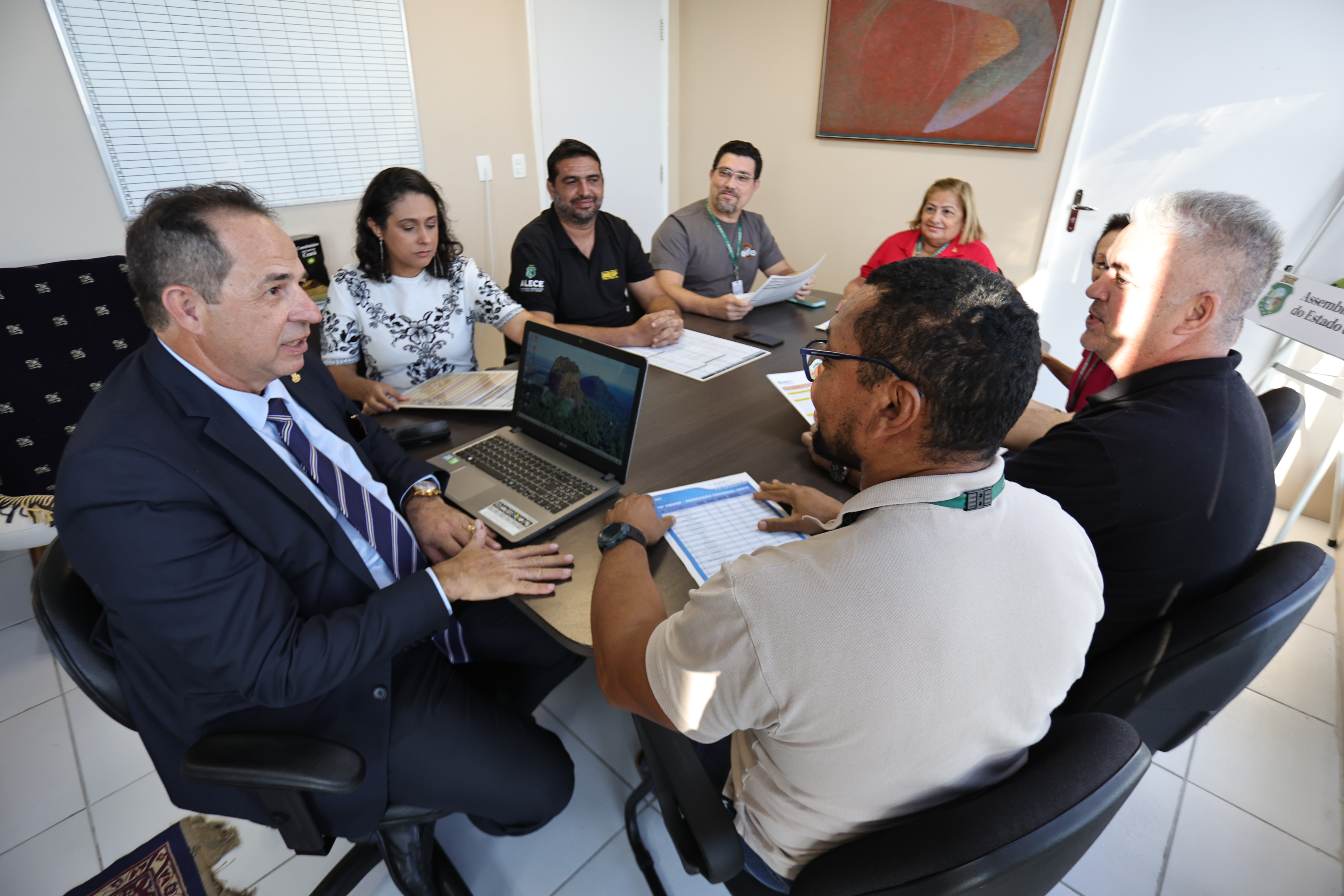 Presidente do Inesp, João Milton Cunha, com equipe do instituto.