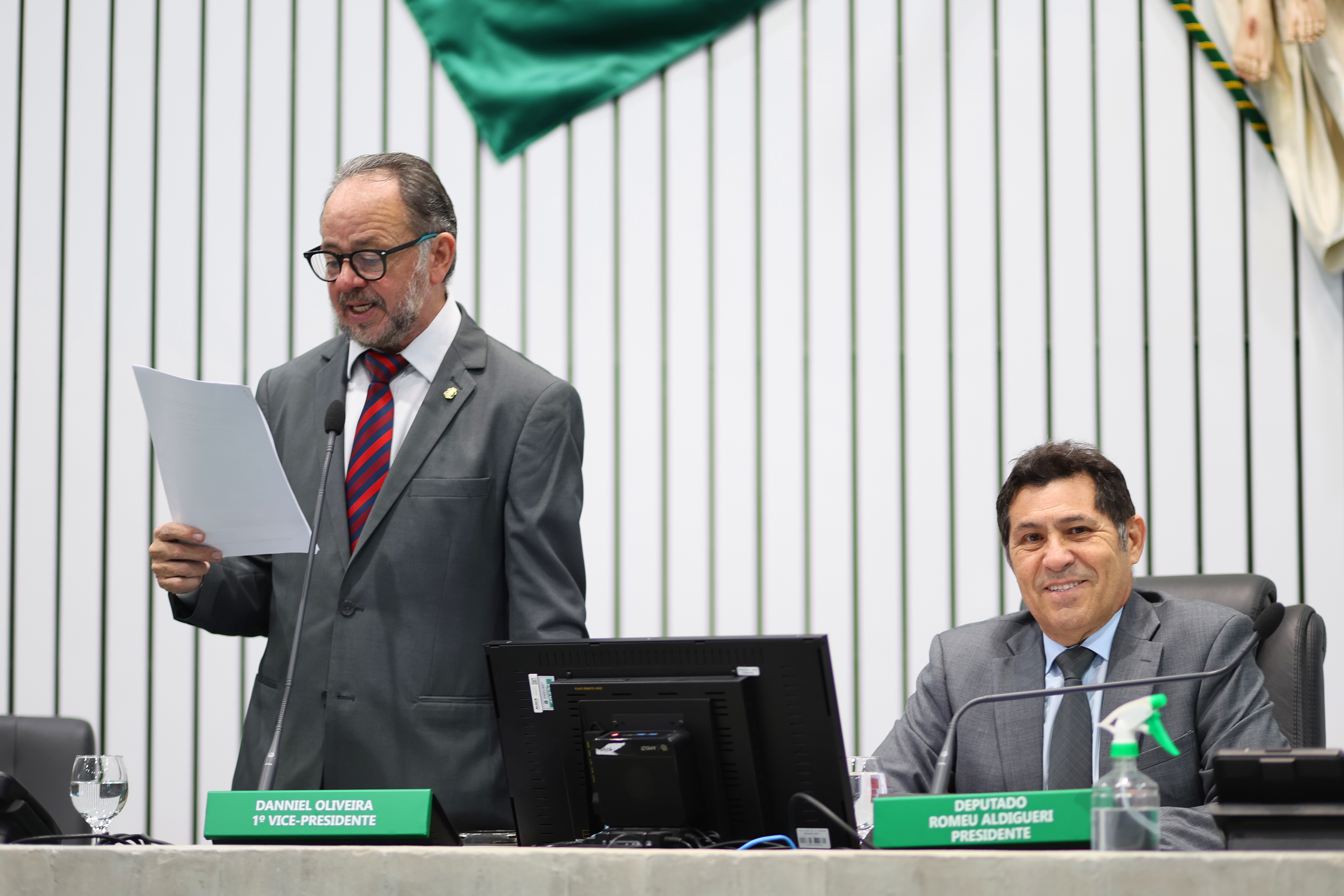 O deputado Acrísio Sena (PT) faz a leitura do expediente