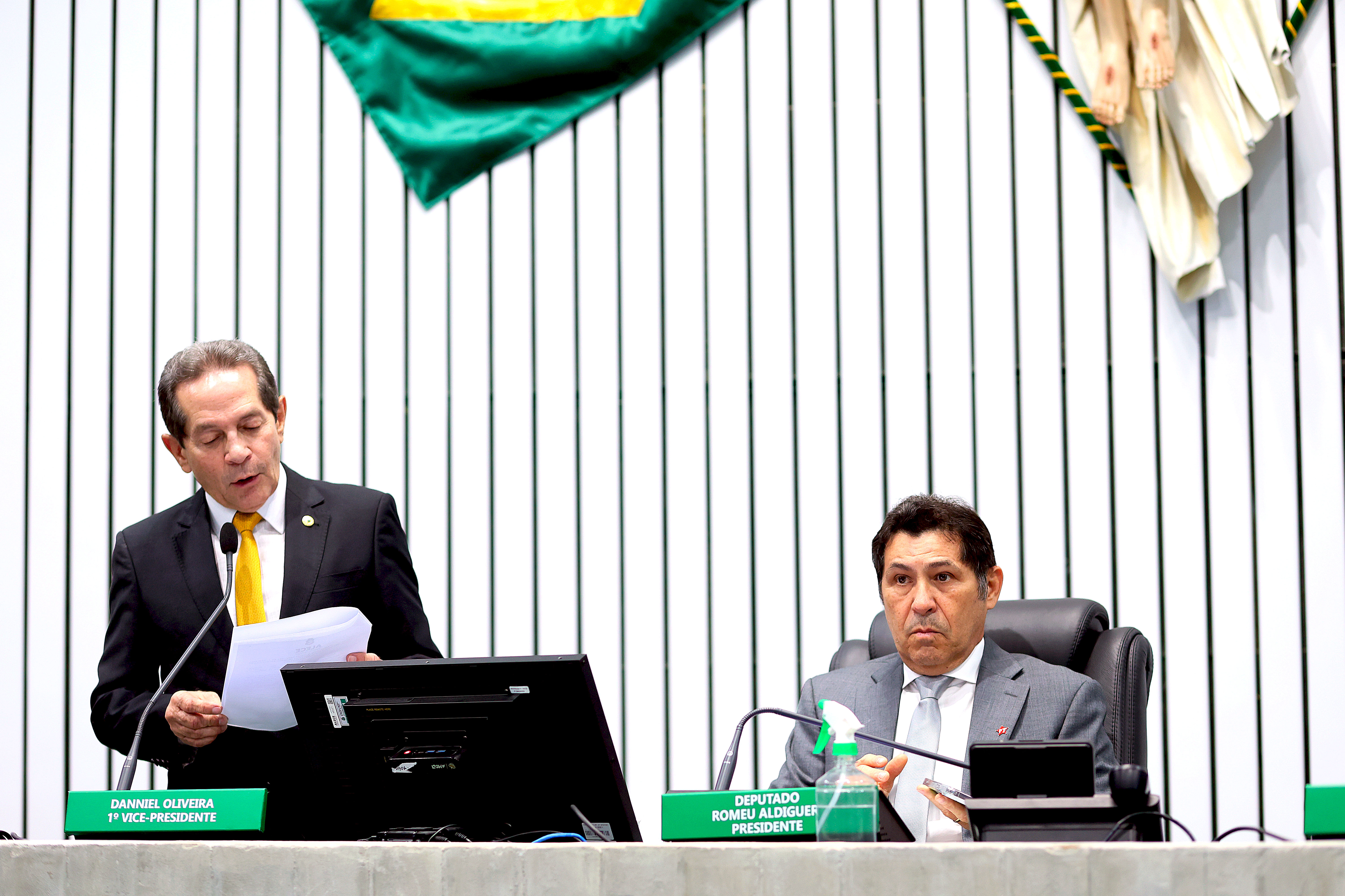 A leitura dos projetos foi feita pelo deputado Heitor Férrer (União).