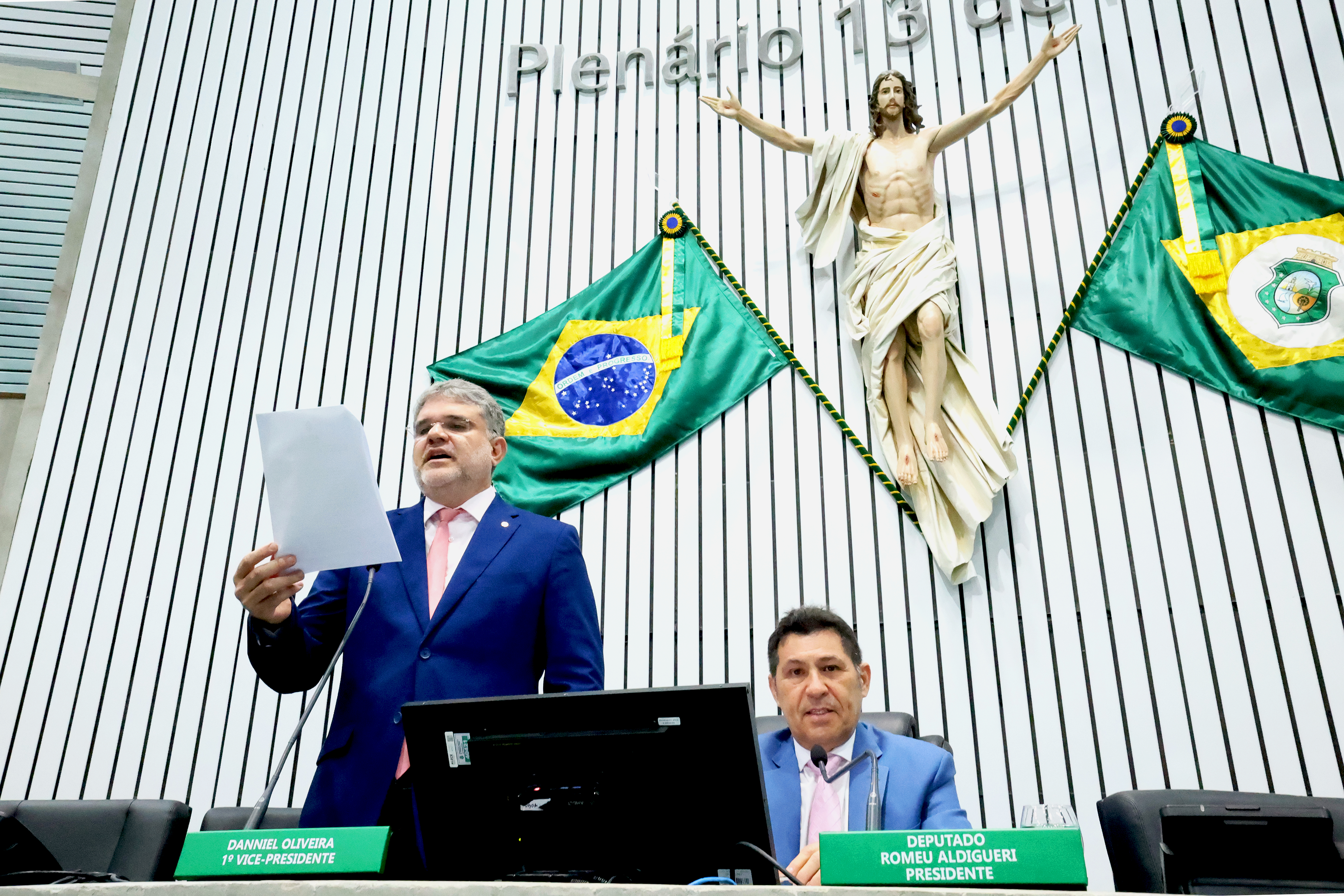 O deputado Leonardo Pinheiro (Progressistas) faz a leitura dos projetos que iniciaram tramitação na Casa.