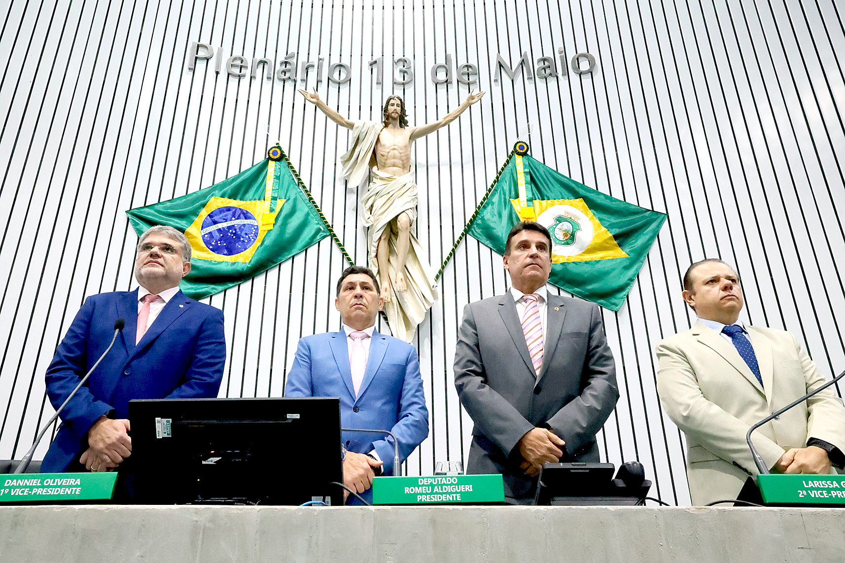 Em posição de respeito, parlamentares prestam homenagem ao servidor da Casa