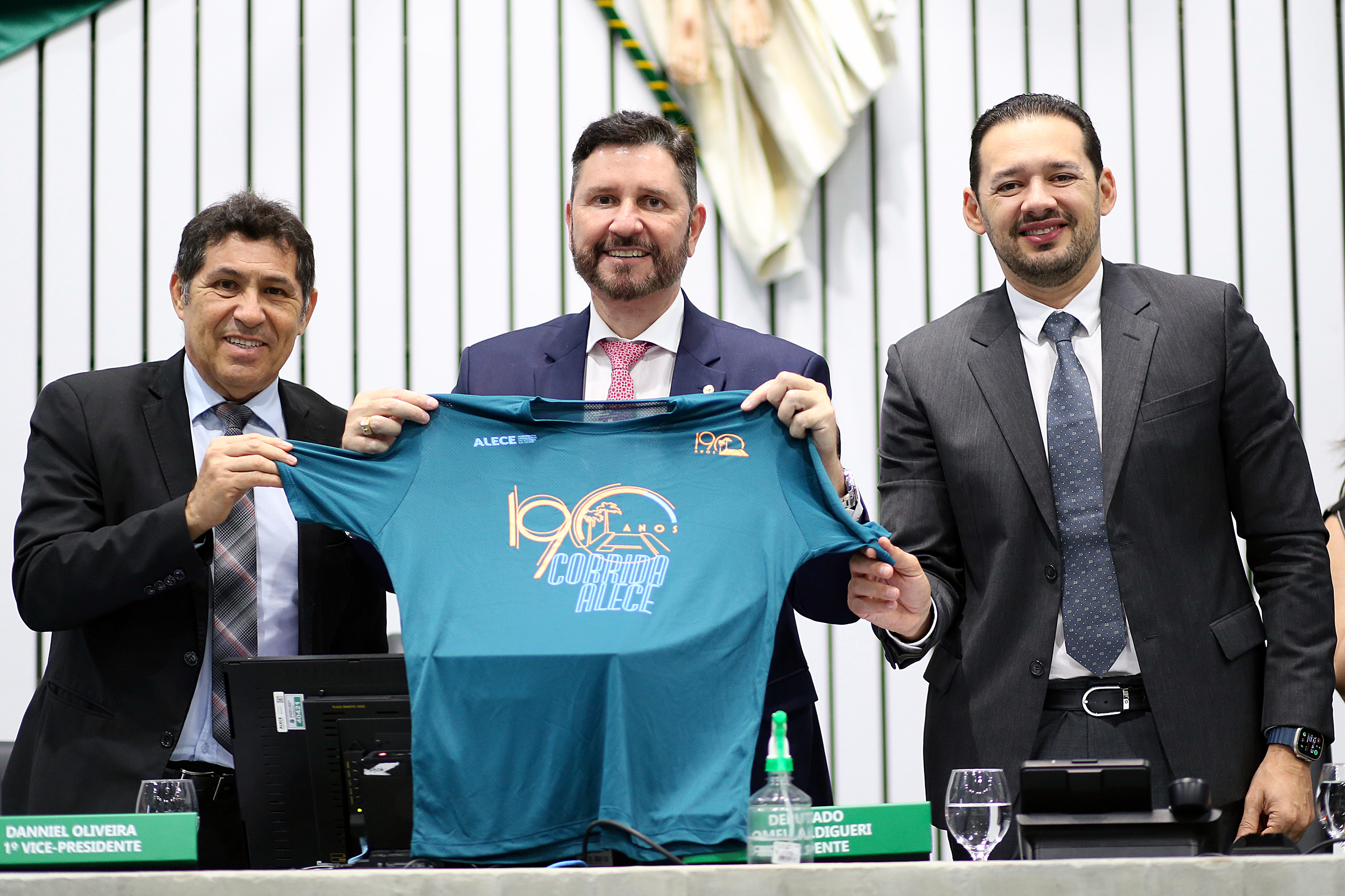 Presidente anunciou pontos da programação de aniversário da Alece no Plenário