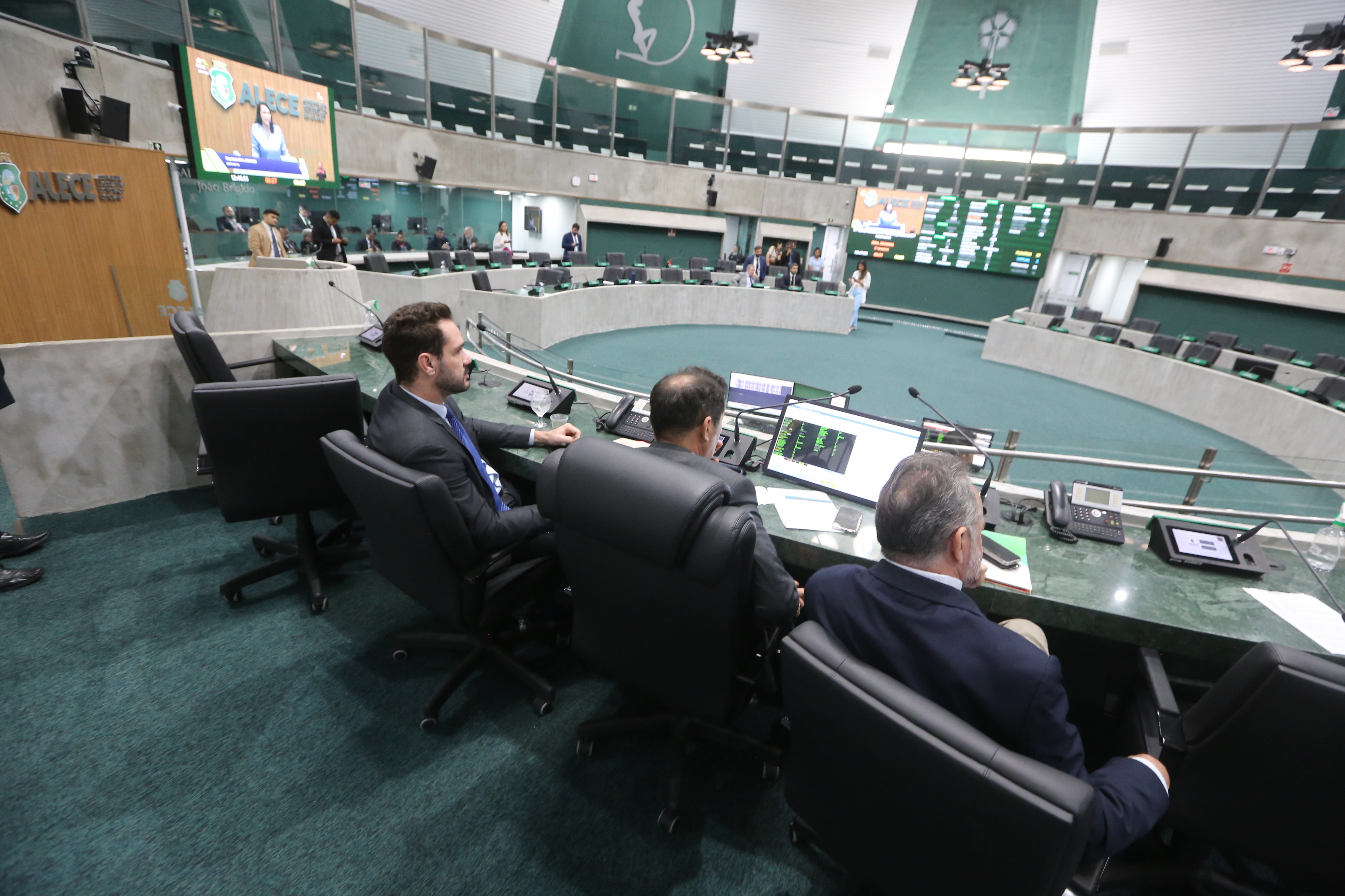 Pronunciamento ocorreram durante a sessão plenária desta quinta-feira (24/04)