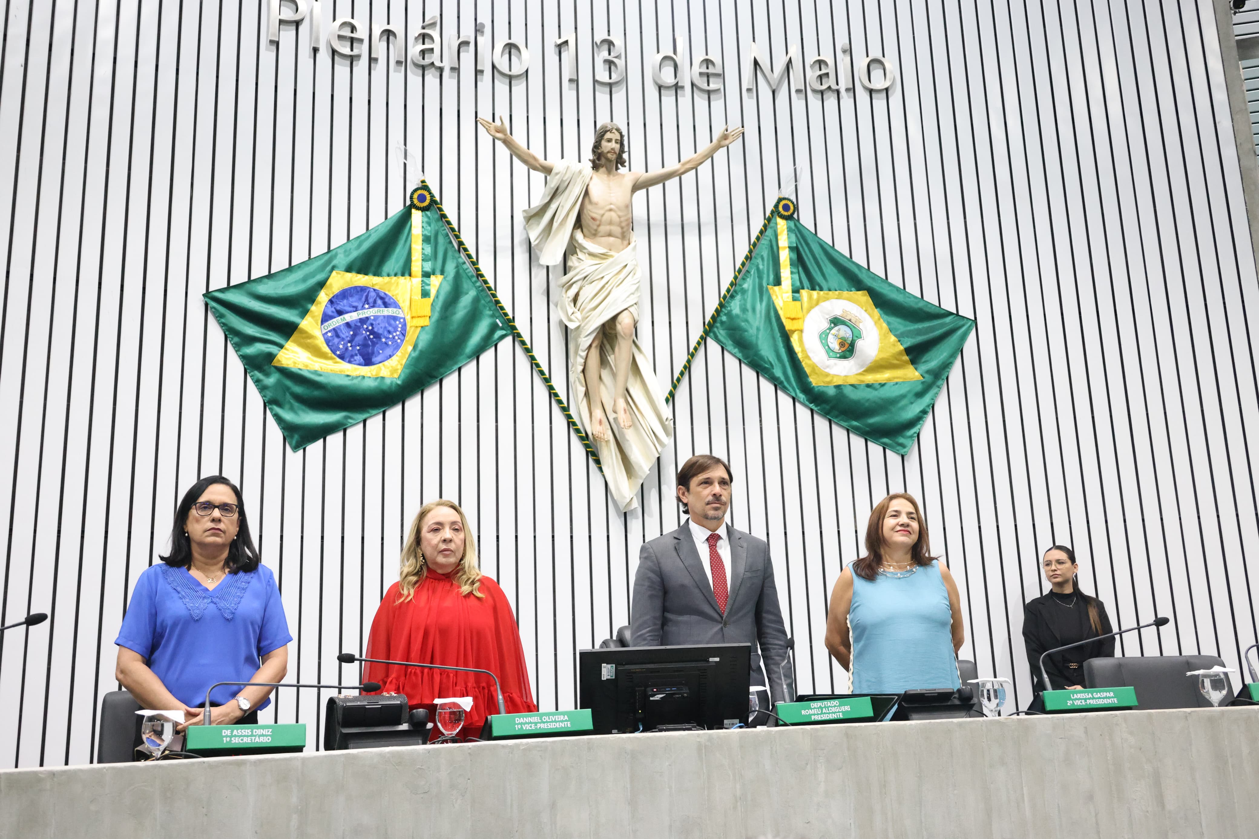 Sessão solene foi realizada no Plenário 13 de Maio