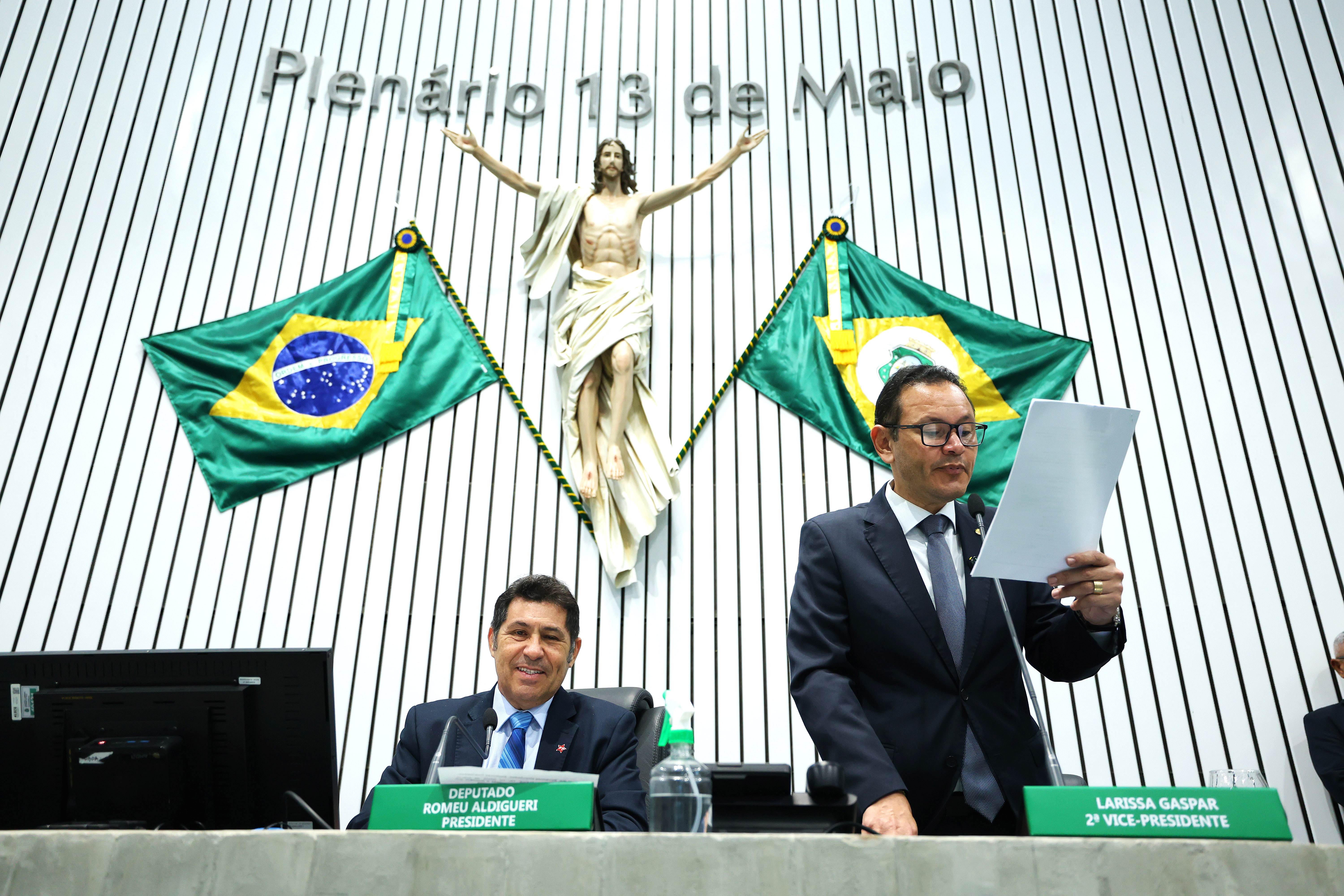 O deputado Stuart Castro (Avante) faz as leituras dos projetos que iniciaram tramitação na Casa.