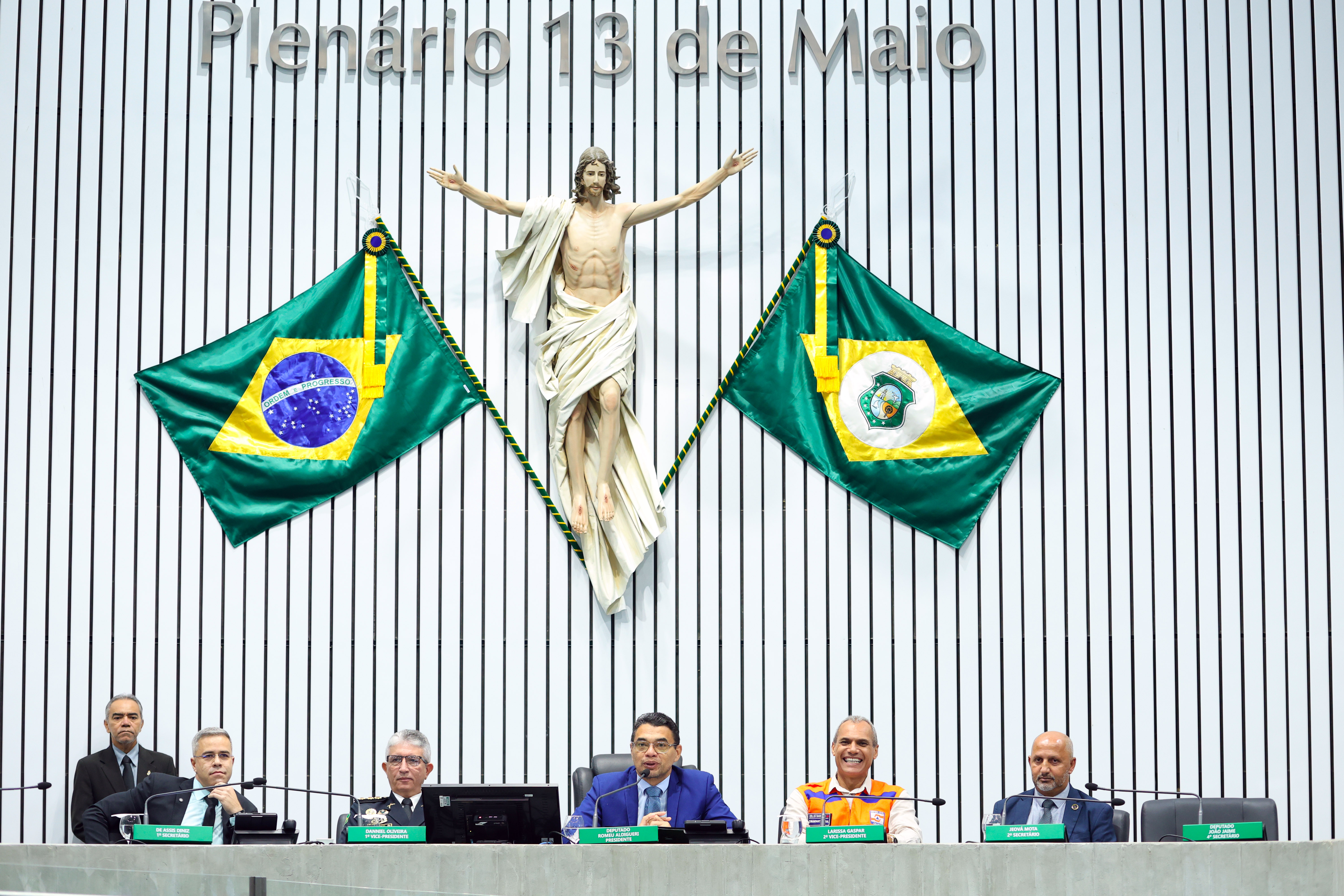 Sargento Reginauro divide a mesa da solenidade com militares.