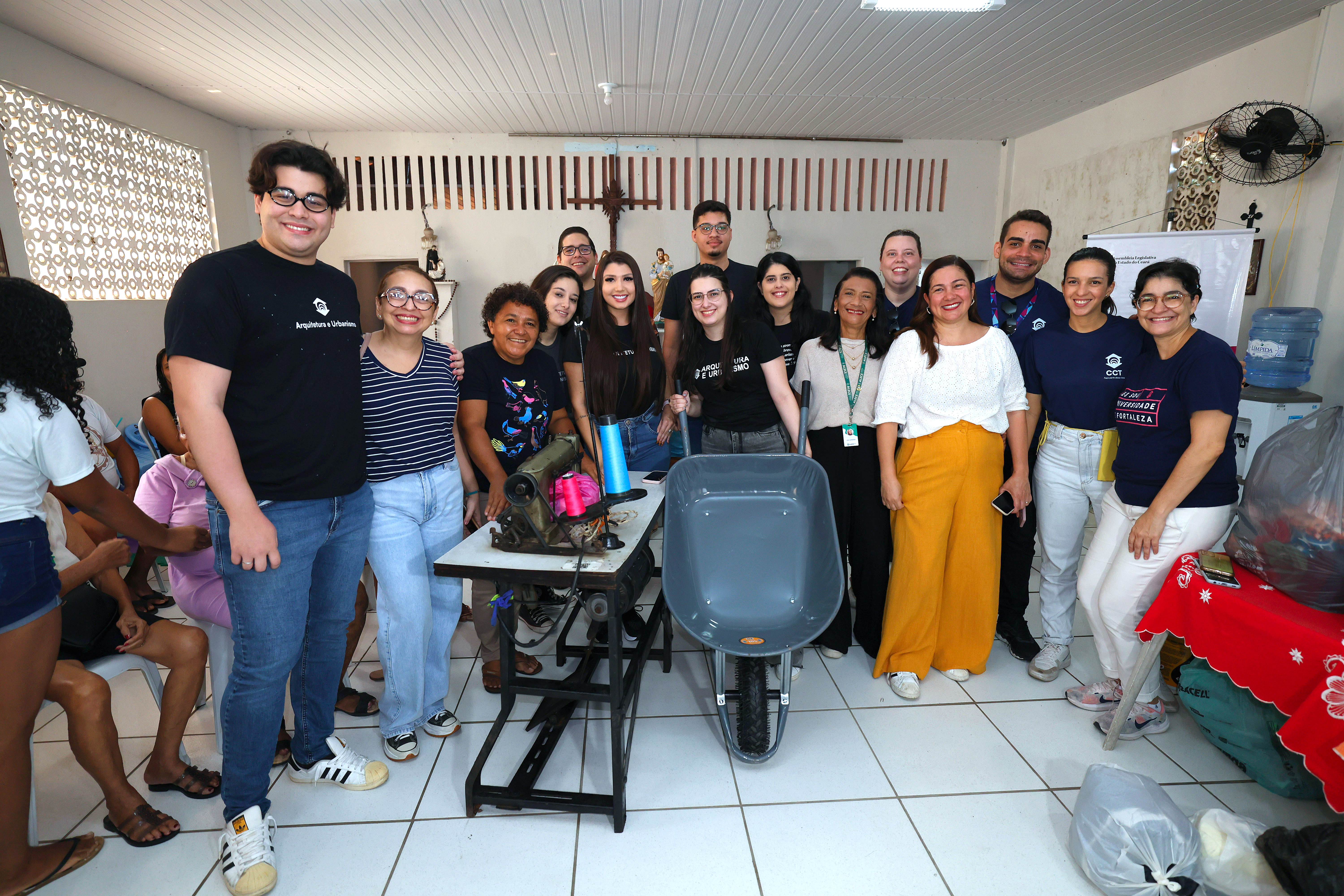 Os alunos da Unifor fizeram a entrega de materiais de construção, além de alimentos e roupas