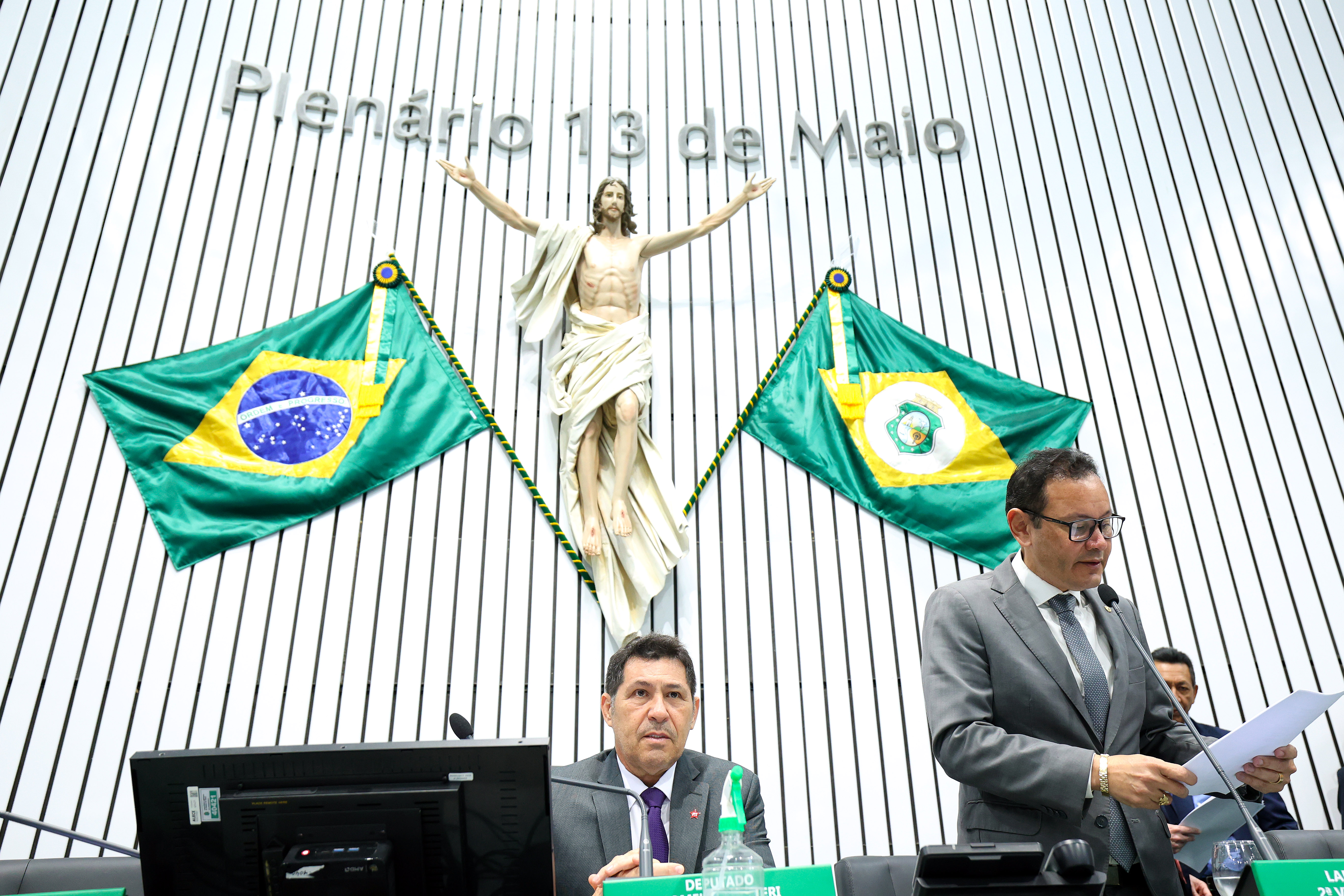 O deputado Stuart Castro (Avante) fez a leitura dos projetos.