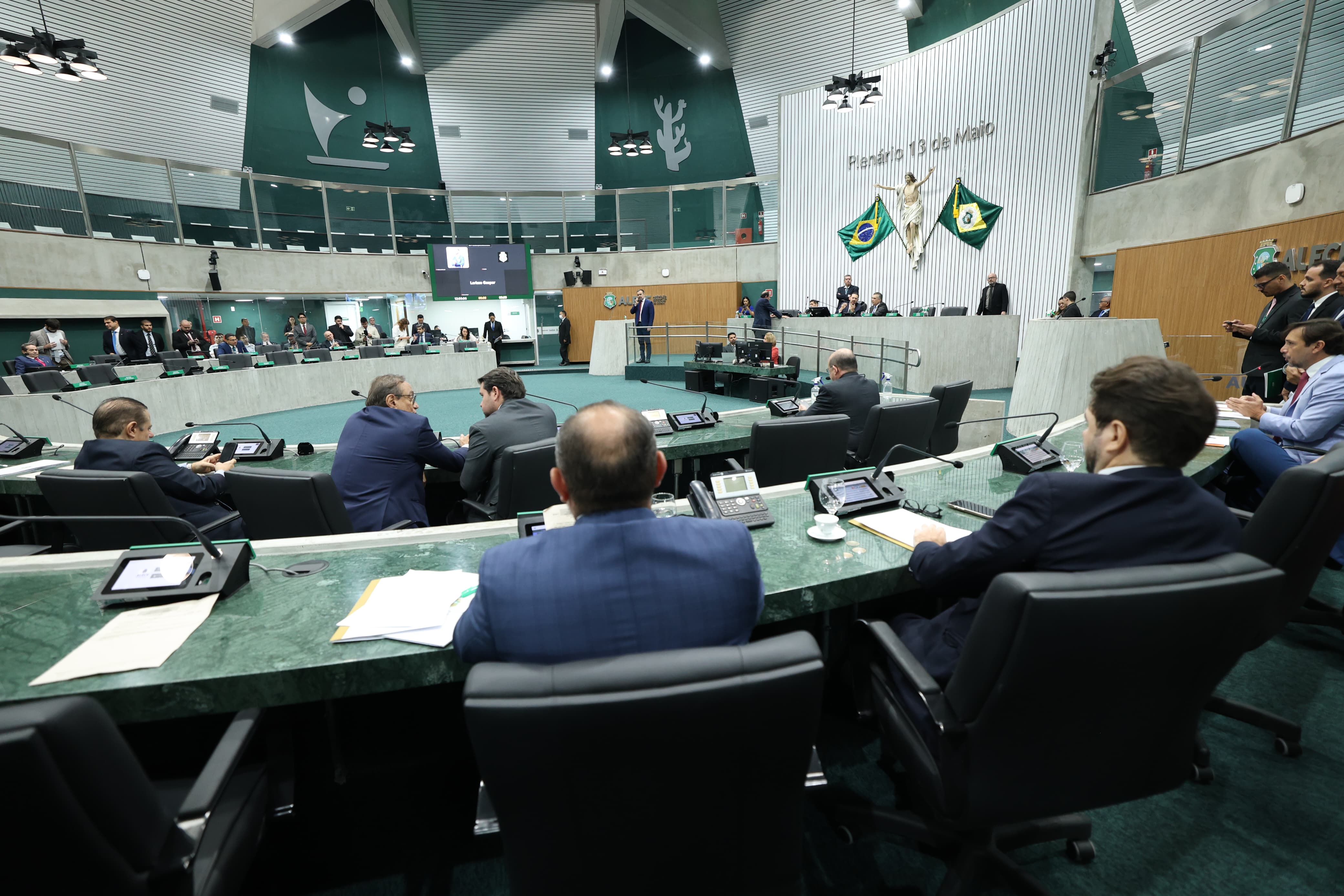 Os parlamentares aprovaram três projetos de lei.