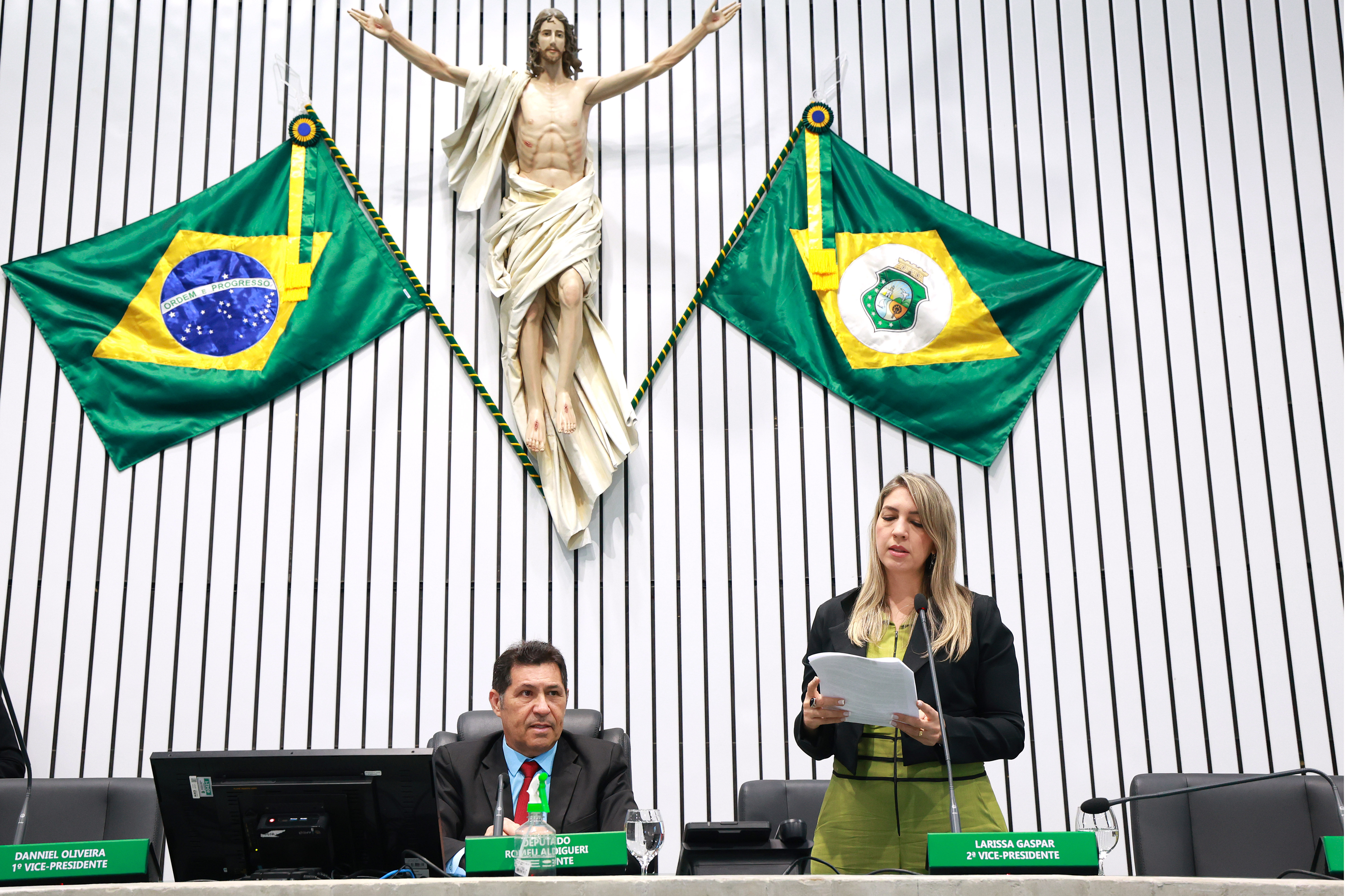 A deputada Larissa Gaspar (PT) fez a leitura dos projetos