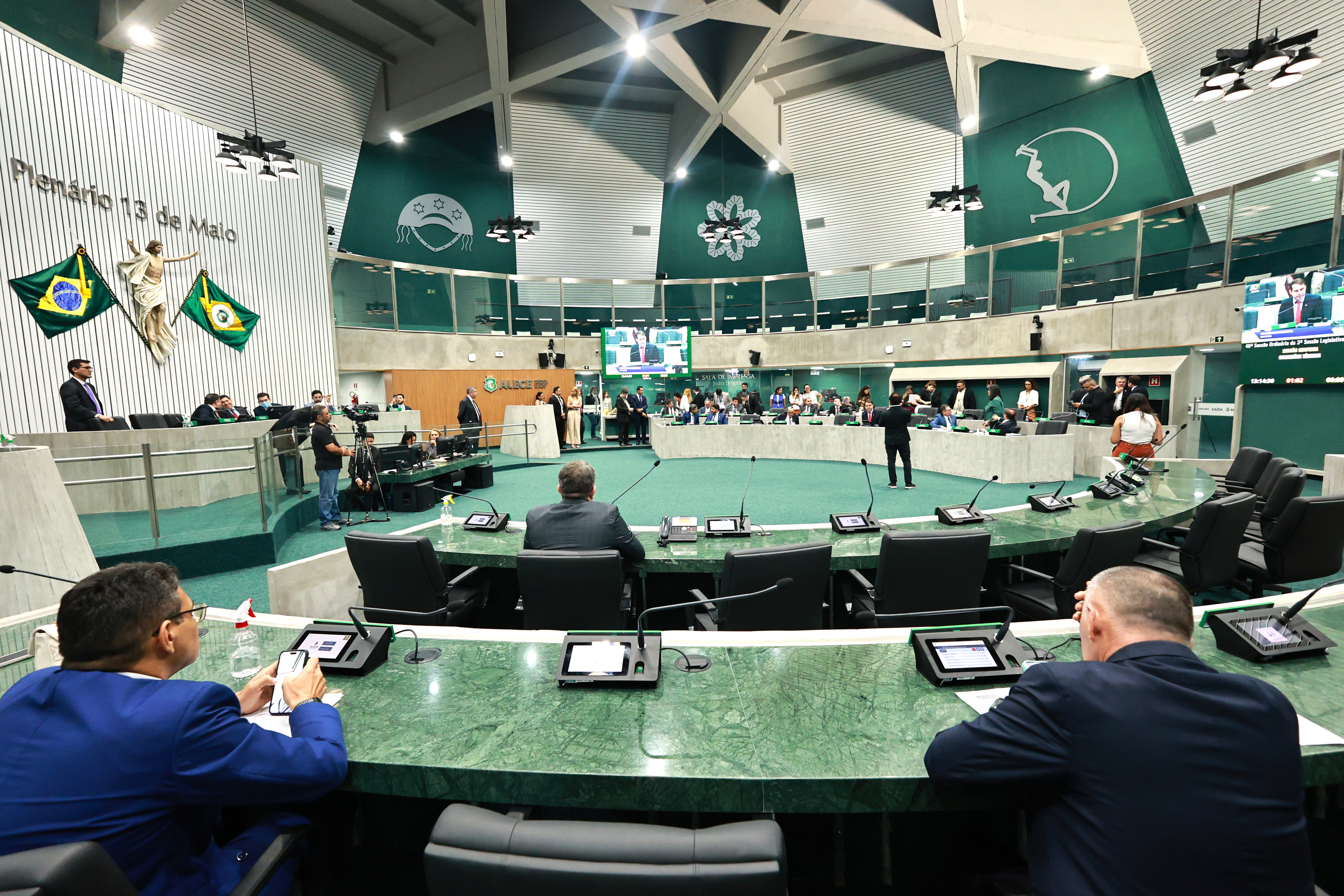 Deputados acompanham sessão plenária da Alece