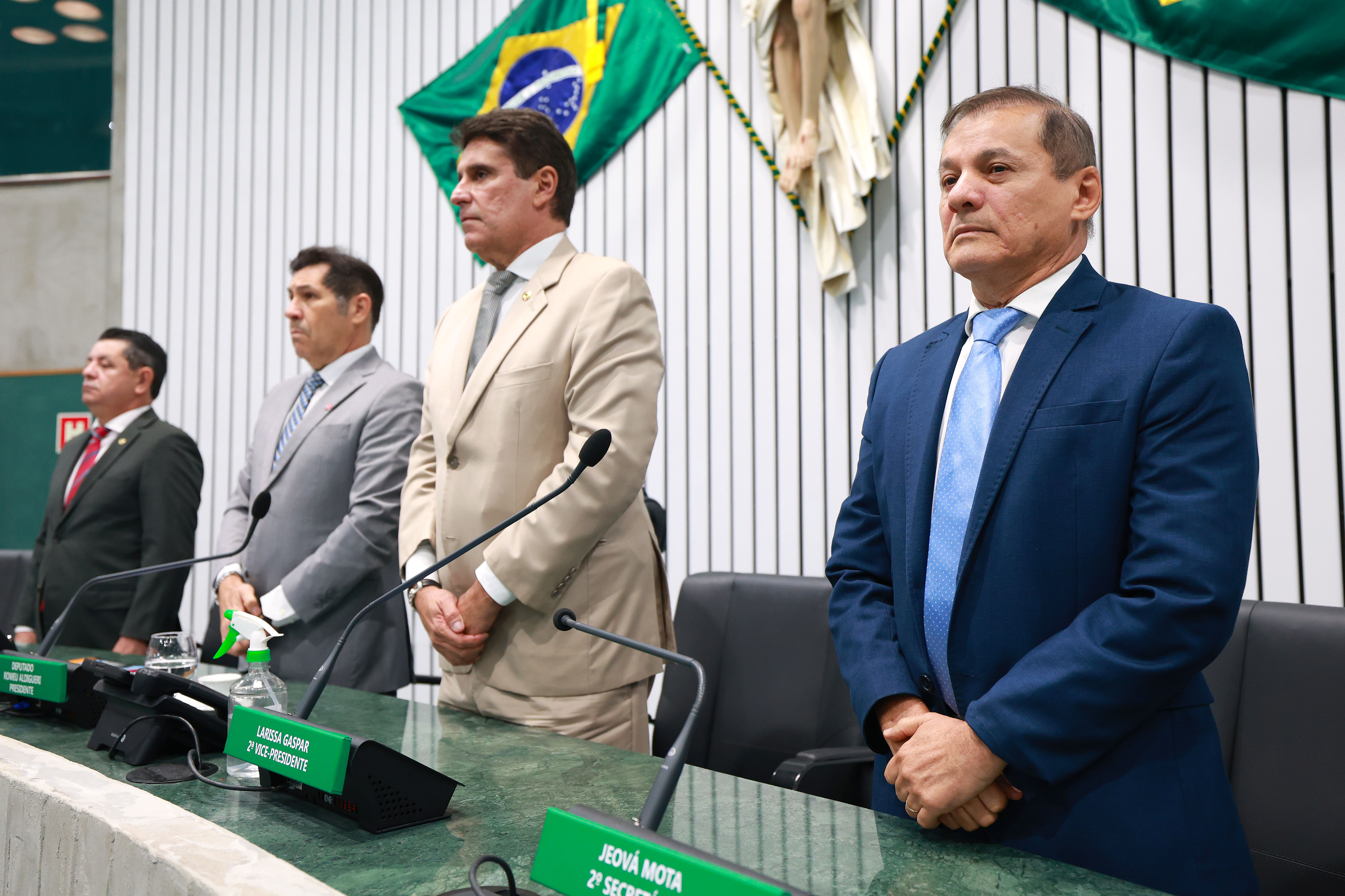 Os parlamentares se mantiveram em silêncio em respeito ao falecimento do radialista