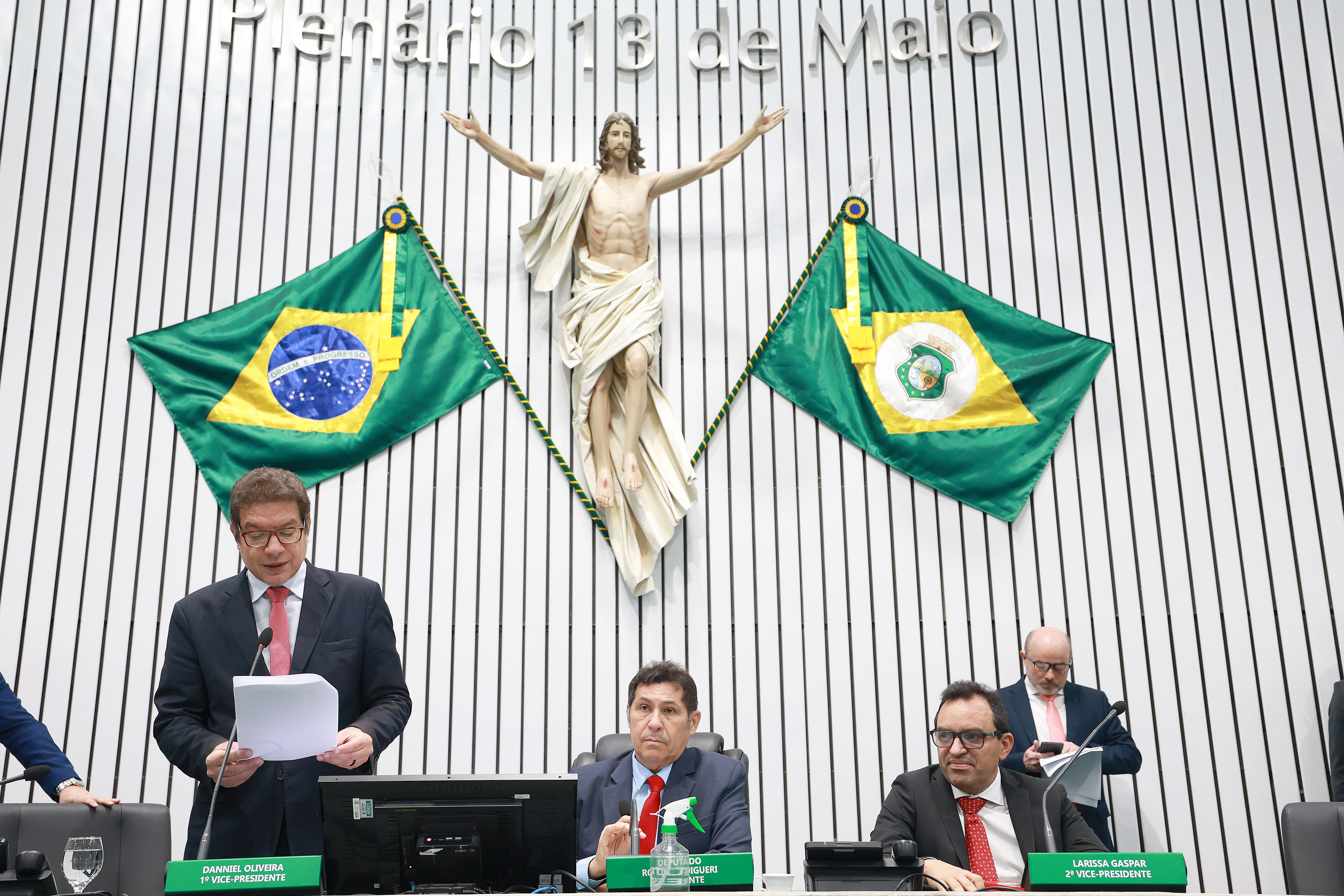 O deputado Renato Roseno (Psol) leu as matérias que passam a tramitar na Casa