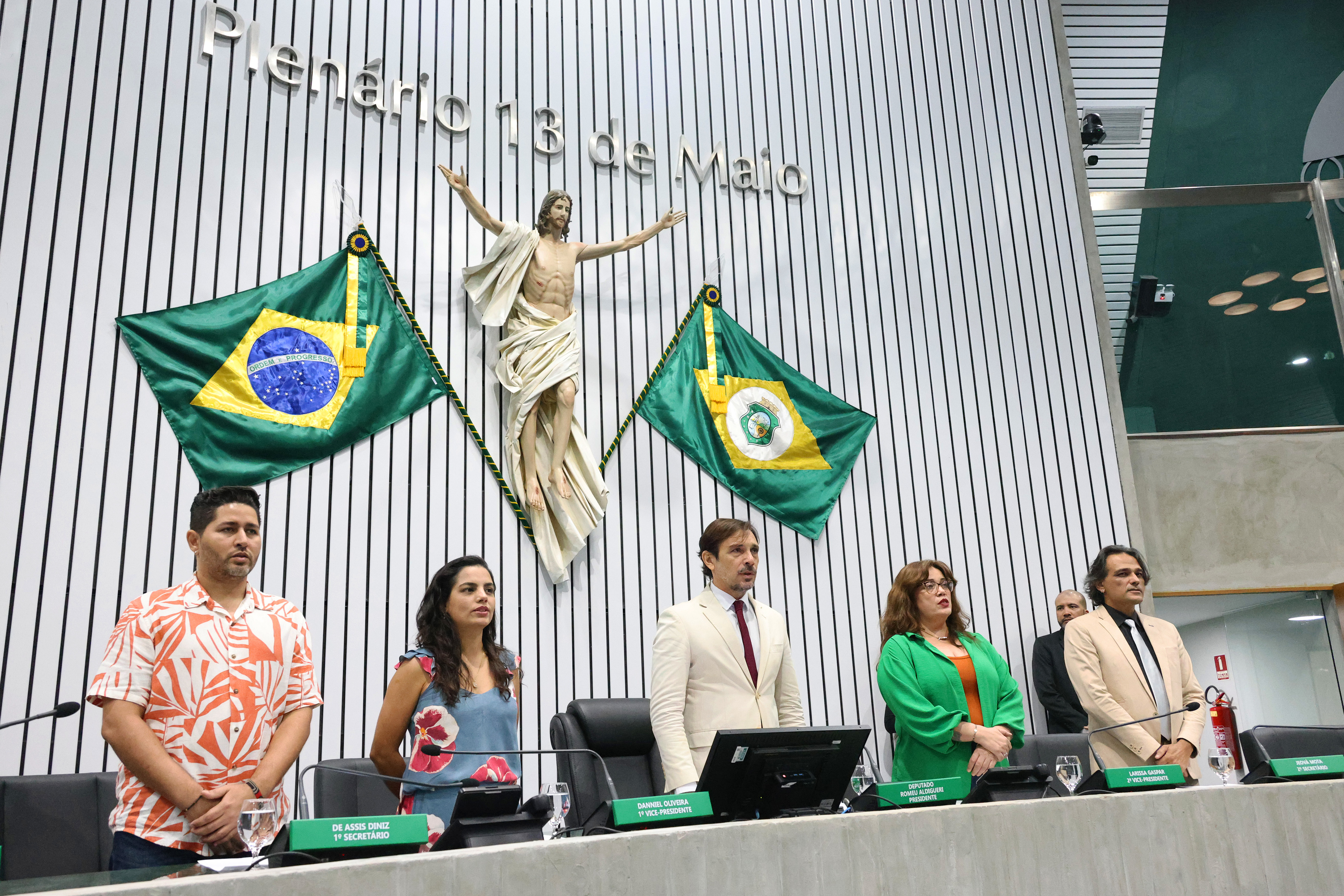 Sessão solene foi realizada no Plenário 13 de Maio
