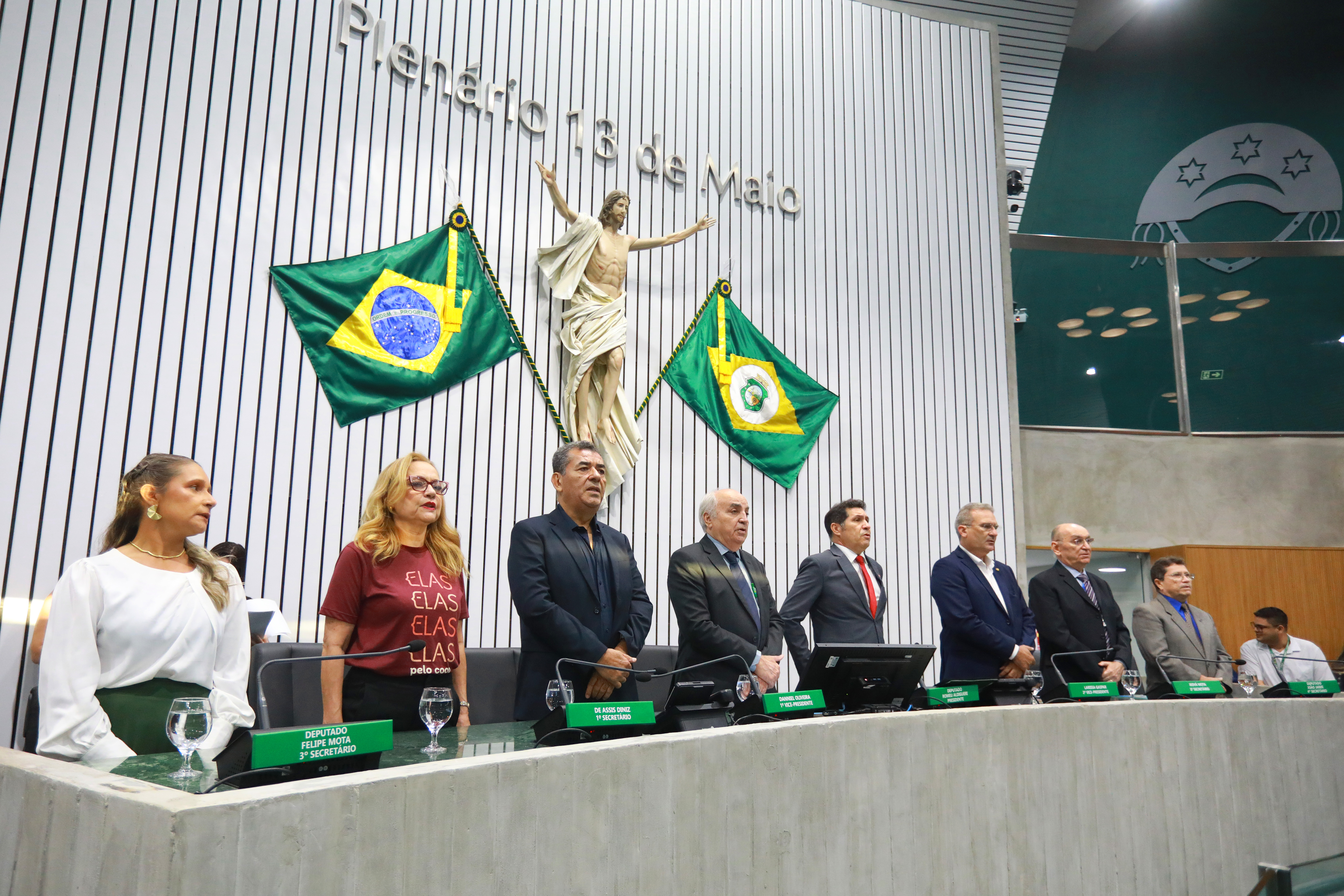 Sessão solene foi realizada no Plenário 13 de Maio