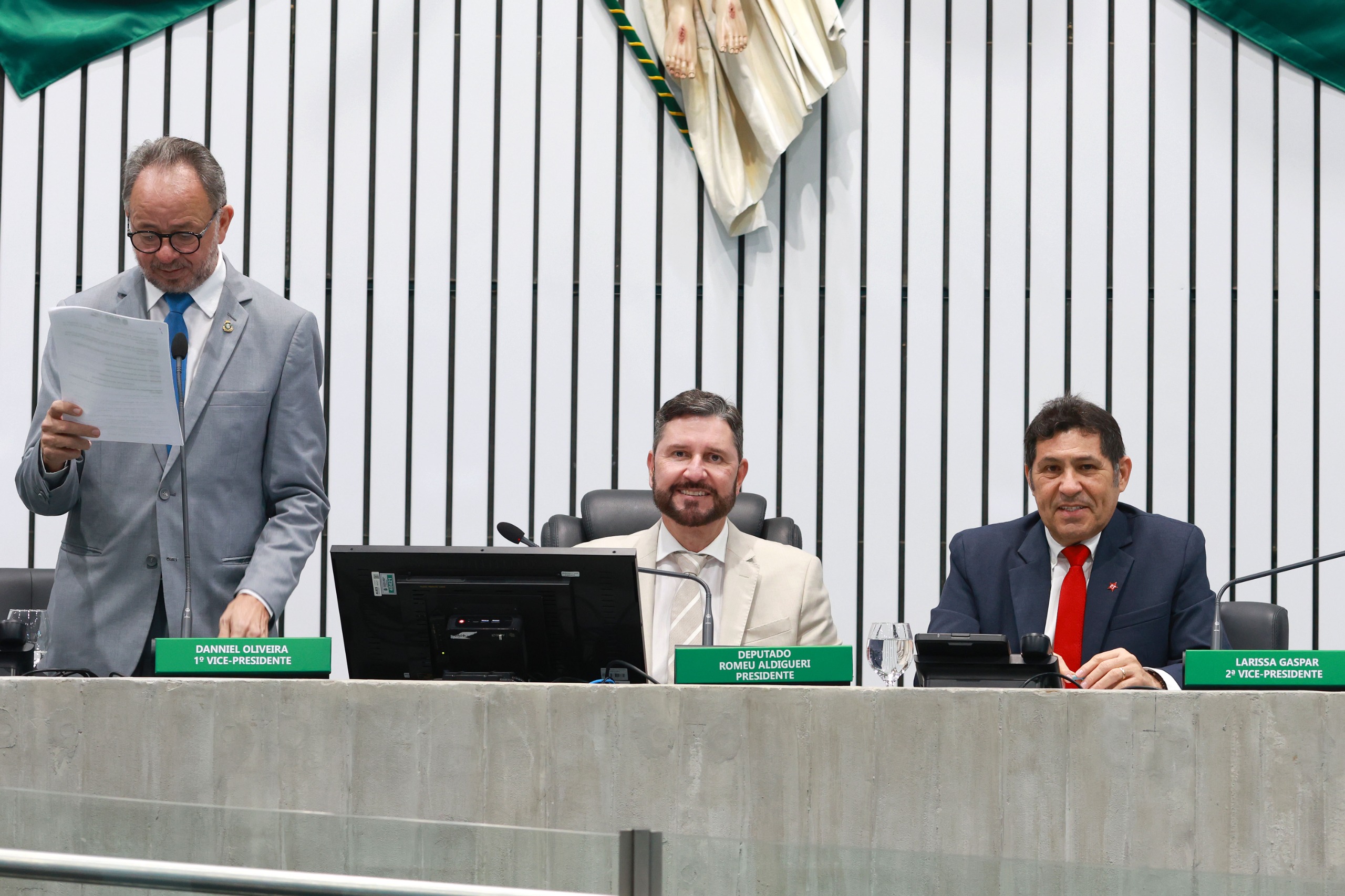 O deputado Acrísio Sena (PT) fez a leituras das matérias