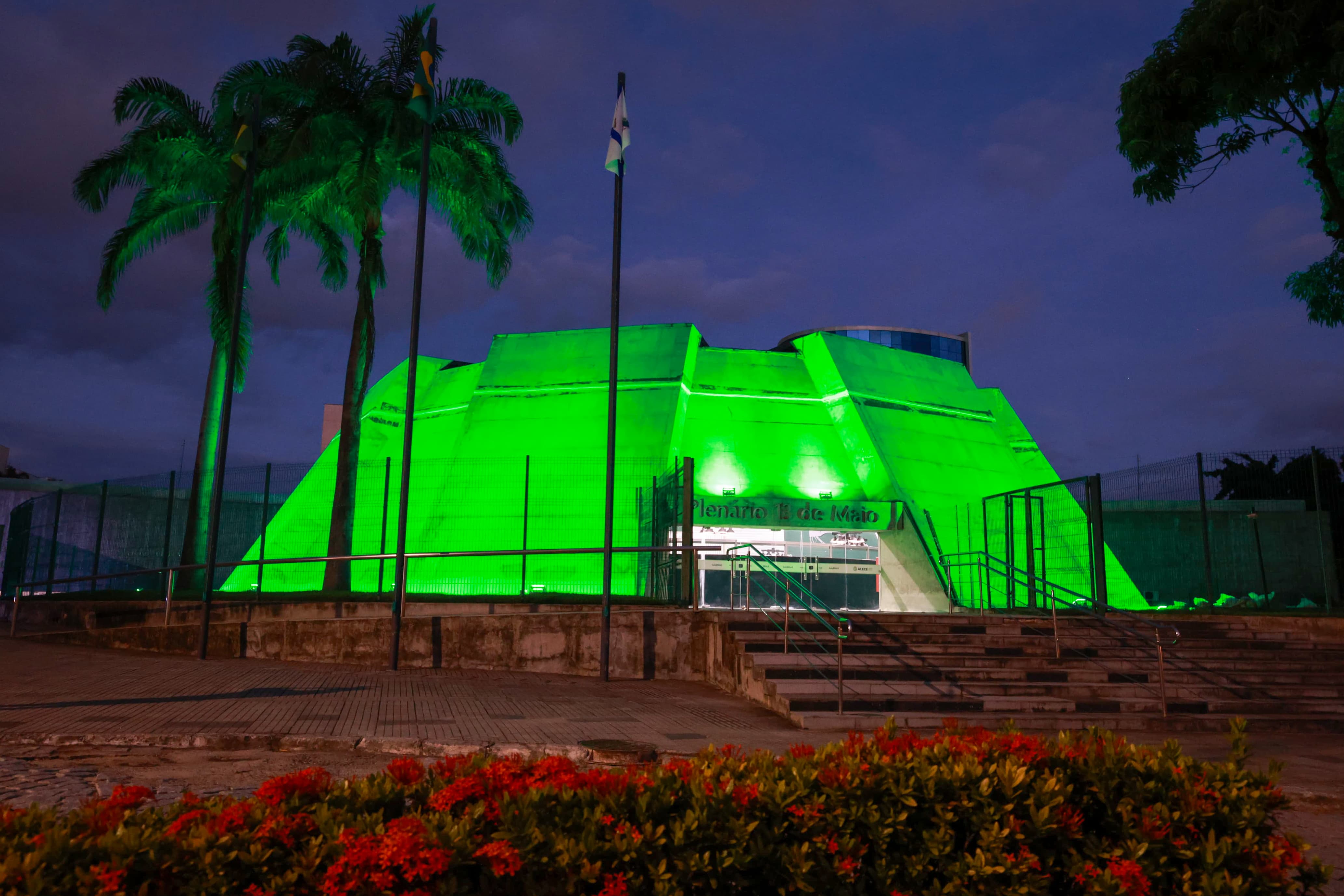 A iluminação verde permanece durante todo o dia de hoje