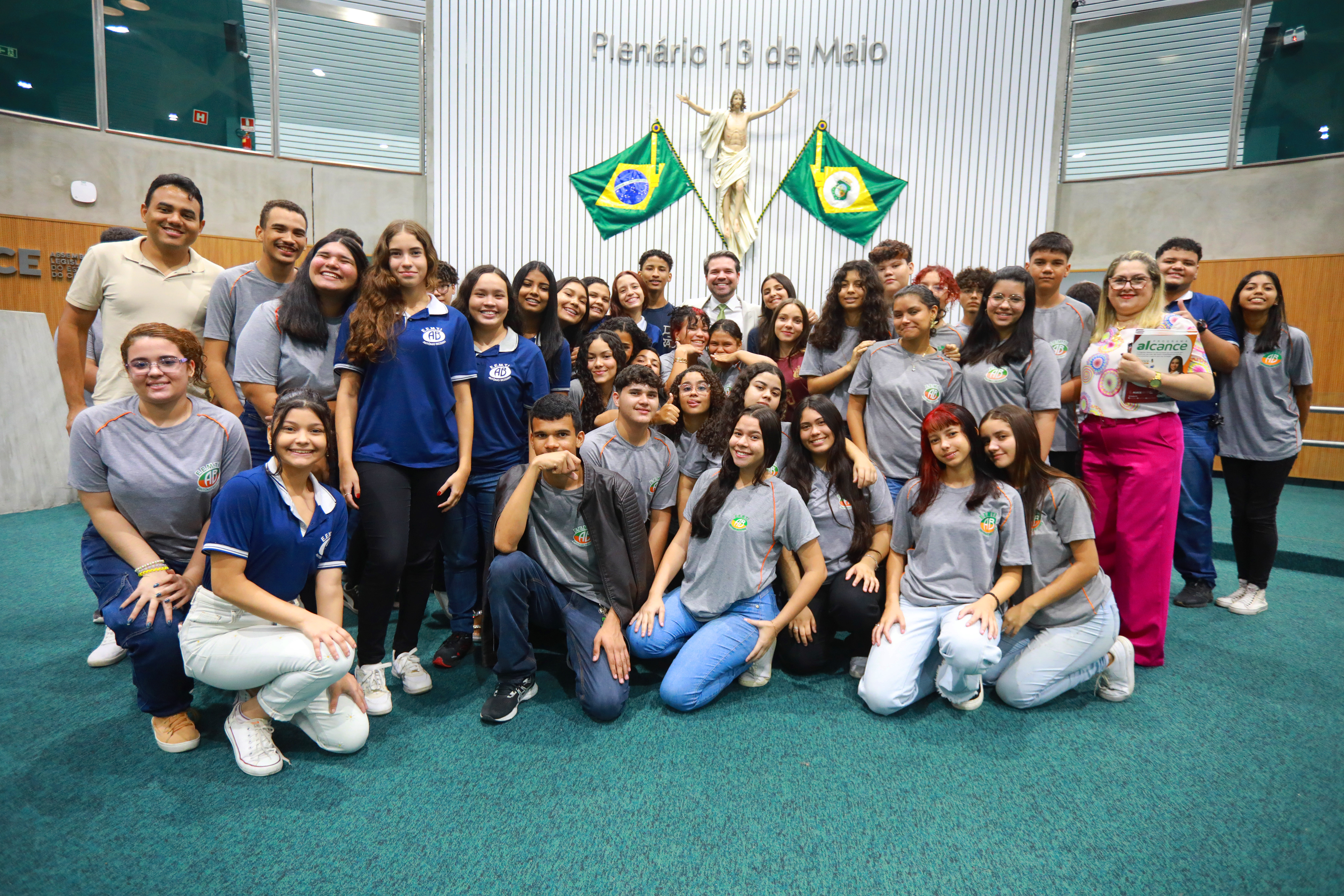 Alunos da Escola Antônio Bezerra visitam a Alece