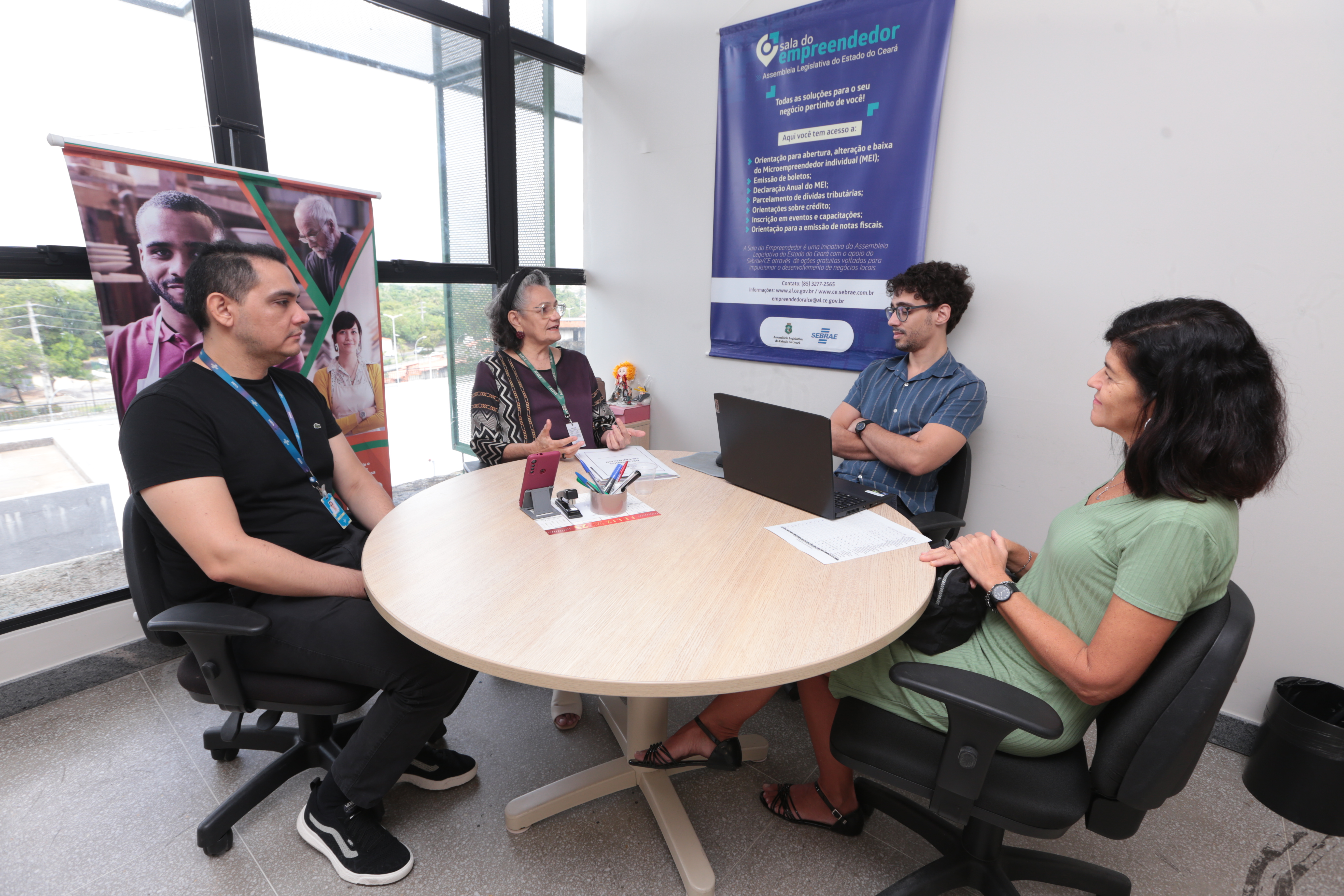 Adriana Bruschini  conhece trabalho desenvolvido pela Sala do Empreendedor da Alece
