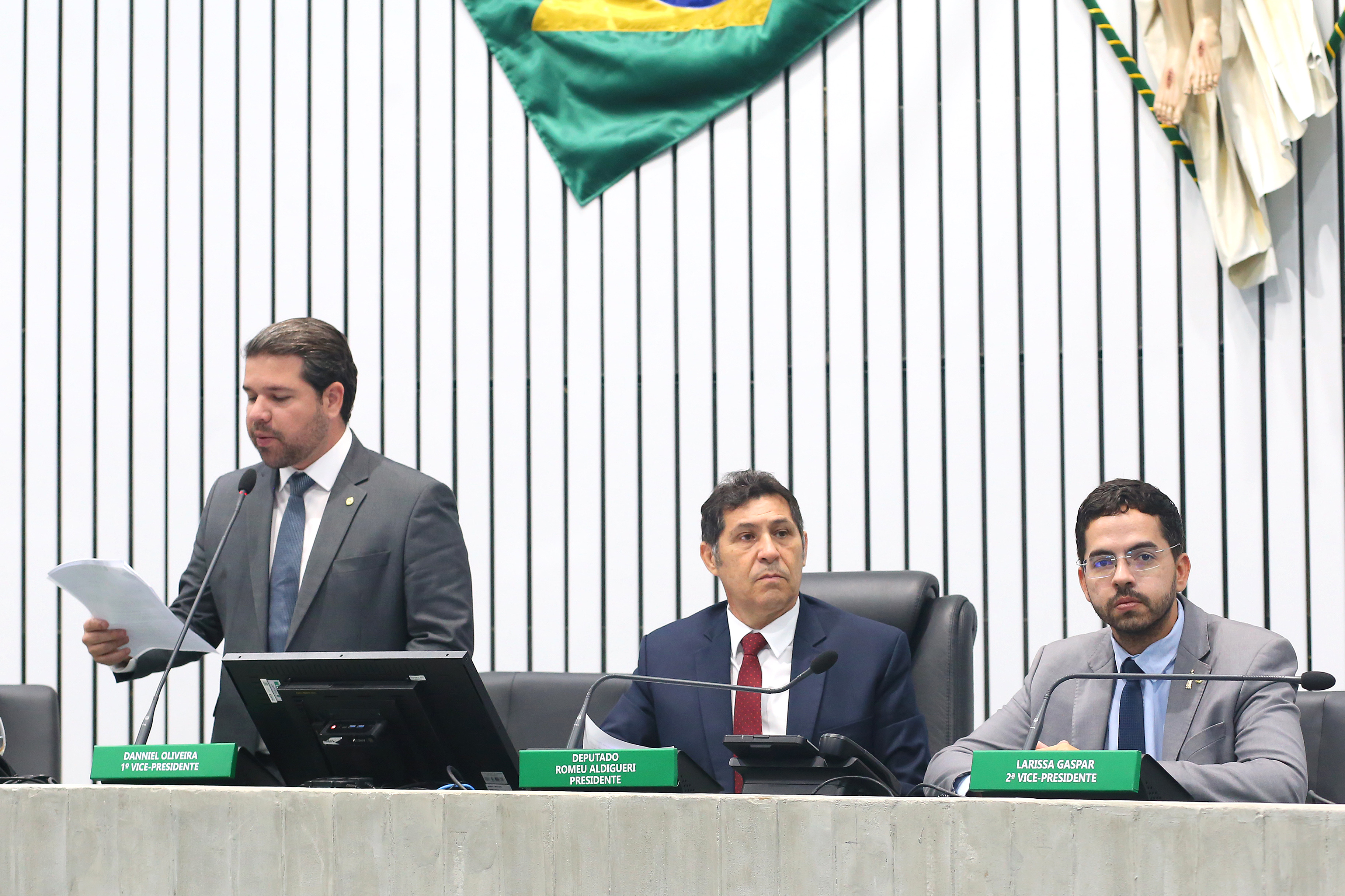 O deputado Bruno Pedrosa (PT) fez a leitura das matérias