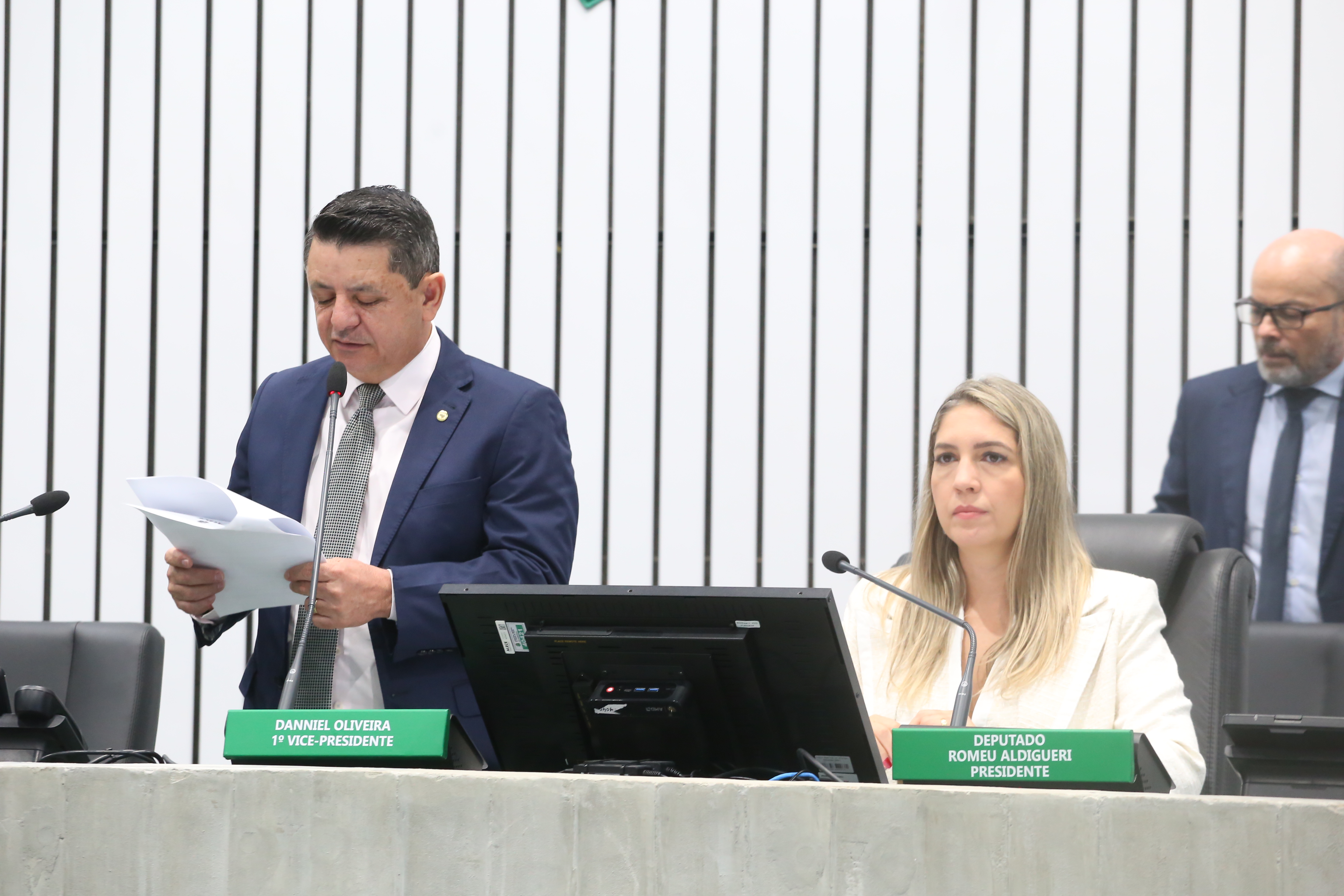 Os deputados Nizo Costa (PSB) e Simão Pedro (PSD) leram os projetos no expediente